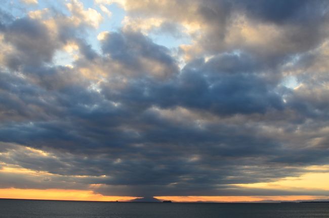 行程<br />10:34 浜金谷〜観月台〜日本寺参拝〜17:00ばんや〜18:37 保田〜19:30 金谷港<br /><br /><br />交通 <br /><br />行き 電車@1890 新宿→浜金谷<br />帰り 電車@180 保田→浜金谷 フェリー@700 金谷港→久里浜港 バス@190 久里浜港→京急久里浜 電車@950 京急久里浜→新宿<br /><br />山も海も楽しめる盛りだくさんな山、<br />鋸山へ青空リベンジしてきました