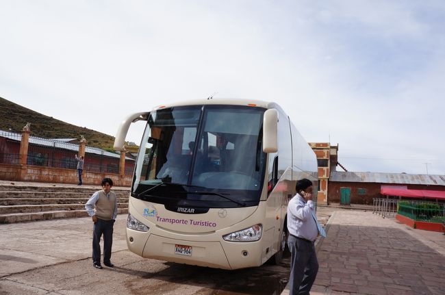 初めて南米を旅してきました。ペルー・ボリビア二カ国10日の旅。<br />マチュピチュとウユニ塩湖両方を満喫してきました♪<br /><br />1日目 夜 LAX-LIMA 飛行機泊 <br />2日目 LIMA-Cusco クスコ観光 クスコ泊 <br />3日目 クスコ-マチュピチュへ マチュピチュ観光 マチュピチュ泊 <br />4日目 マチュピチュ-クスコ ワイナピチュア登山&観光 クスコ泊<br />5日目 クスコ-プーノへ バス観光 プーノ泊<br />6日目 プーノ-ラパスへ ラパス泊<br />7日目 LaPas - Uyuni ウユニツアー ウユニ泊<br />8日目 ウユニツアー ウユニ泊<br />9日目 Uyuni - Lapaz ラパス観光 LaPaz-Lima リマ泊<br /><br />10日目 Lima-LAX 飛行機泊<br />11日目 帰宅<br /><br />ブログも書いています♪<br />http://ameblo.jp/nanohana513/entry-11743403155.html<br /><br />マイル利用&個人旅行で一人20万円ほどで旅できました。<br />
