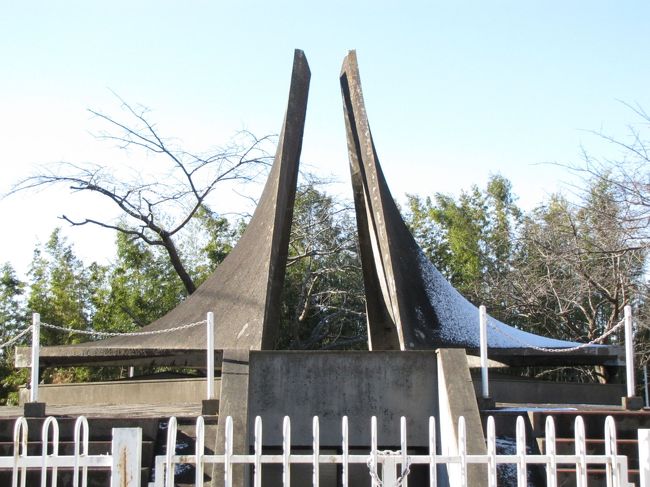 佐倉には徳川幕府時代、約250年間江戸の守りとして佐倉城があり、明治・大正・昭和の約70年間、首都東京防衛の要としての歩兵佐倉連隊の兵営が置かれていました。 佐倉城は幕末、佐倉藩堀田氏11万石の居城でした。明治維新の廃藩置県の後、佐倉城は、明治政府の方針により陸軍の兵営に転用されることになります。 佐倉城は解体され、城内に住んでいた士族たちは移転させられました。階段状の武家屋敷は平坦地として造成され、連隊本部や兵舎、兵器庫、弾薬庫、厩舎、酒保、病院、練兵場などの兵営が設置されました。<br /><br />日本最初の軍隊である歩兵第2連隊第1大隊が、佐倉に入ったのが、明治7年(1874年)5月19日でした。歩兵第2連隊は、西南戦争、日清戦争、日露戦争へと出征します。 明治42年(1909年)歩兵第2連隊が佐倉から水戸へ転営となり、変わって、歩兵第57連隊が習志野の仮営所から佐倉へと兵営を移します。歩兵第57連隊は、第1次世界大戦に出征、関東大震災及び2.26事件に出動、満州及び支那事変に出征、第2次世界大戦へ出征します。 戦争の進展にともない、佐倉の兵営からは臨時的な部隊が次々と編成され、中国や南方へと出征し、本土防衛に派遣されました。 昭和20年(1945年)8月15日に終戦を向かえ、戦争の時代はやっと終わりを告げました。<br /><br />歩兵佐倉連隊は、歩兵第2連隊や歩兵第57連隊、歩兵第157連隊、歩兵第212連隊、歩兵第270連隊の他に、臨時編成された歩兵連隊など、12連隊に及びます。連隊の中核となった千葉県出身の戦死者は、この間実に57000余名に達したと言われています。連隊の通常編成は3000人でしたから、この戦死者の数は、想像を絶するものがあります。満州出征から終戦までの佐倉の兵営は、兵士を戦場へ送り出す為の、徴兵から訓練、演習、派遣まで一貫して行う、兵士製造工場ともいえる状況でした。現在、佐倉連隊の兵営跡地には、国立歴史民俗博物館が建ち、佐倉城址公園として、佐倉市民の憩いの場所となっています。<br /><br /><br />歩兵第2連隊の佐倉での歴史<br /><br />1.明治6年(1873年)1月、太政官布告で、東京鎮台に東京(歩兵第1連隊)、佐倉(歩兵第2連隊)、新潟(歩兵第3連隊)の3営所の設置が決定する。佐倉の兵営建設は1年余りで完了する。<br />2.明治7年(1874年)5月、日本最初の陸軍歩兵第2連隊第1大隊が、東京から2日がかりで行軍し、佐倉の兵営に入る。<br />3.明治10年(1877年)2月〜10月、西南戦争へ出征する。<br />4.明治17年(1884年)6月、第2大隊が宇都宮から佐倉に転営し、第1大隊と合流する。<br />5.明治27年(1894年)9月〜明治28年(1895年)6月、日清戦争へ出征する。<br />6.明治37年(1904年)3月〜明治39年(1906年)2月、日露戦争に出征する。<br />7.明治42年(1909年)3月、歩兵第2連隊が佐倉から水戸の新兵営へ移る。<br /><br /><br />歩兵第57連隊の佐倉での歴史<br /><br />1.明治42年(1909年)3月、歩兵第57連隊が習志野の仮営所より佐倉へ転営する。<br />2.明治42年(1909年)〜大正5年(1916年)、朝鮮守備に派遣する。<br />3.大正3年(1914年)8月〜大正4年(1915年)4月、第1次世界大戦に派遣する。<br />4.大正5年(1916年)8月〜大正11年(1922年)5月、青島守備に派遣する。<br />5.大正12年(1923年)9月、関東大震災に警備出動する。<br />6.昭和11年(1936年)2月、2.26事件に警備出動する。<br />7.昭和11年(1936年)4月〜昭和19年(1944年)8月、満州へ出征する。昭和16年(1941年)の連隊の兵力は、約4500名です。<br />8.昭和19年(1944年)2月〜8月、歩兵第57連隊第3大隊をグアムへ派遣、628名が玉砕する。<br />9.昭和19年(1944年)8月、歩兵第57連隊の主力部隊がレイテ島へ転戦する。40日間の持久戦の末、12月に全滅状態に。レイテ島へ転戦した兵力は、約2500名で、この戦いの生存者は91名であった。<br />10.昭和20年(1945年)1月、セブ島へ168名が転戦する。<br />11.昭和20年(1945年)8月、敗戦。歩兵第57連隊の生存者の帰還は、僅か118名であった。<br /><br />参考文献;<br />国立歴史民俗博物館友の会発行;「佐倉の軍隊」、佐倉の郷土部隊刊行委員会発行;「房総健児の記録(佐倉連隊の歴史)」他<br /><br /><br />