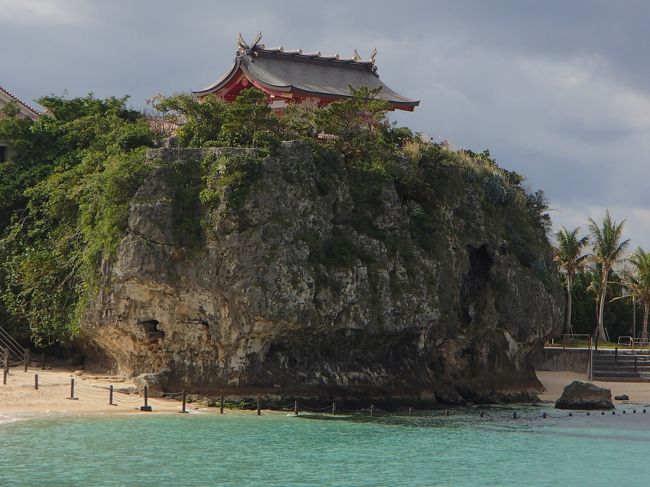 2014年　今年、初旅は....やっぱり沖縄<br /><br />1月の沖縄は　初ですが、今回1月の沖縄の旅を終えると<br />離島など滞在場所はさまざまですが<br />12ヶ月すべての月の沖縄を旅したことになります。<br /><br />海のシーズンに訪れる事が断然多いので、<br />いつも那覇は空いた時間にちょっと見...ばかりになってしまいます。<br /><br />オフシーズンの今回は<br />那覇をゆっくり　じっくり見てみようと考えて<br />気になっていた場所を　ゆっくり歩いて散策してみました。<br /><br />〈初日スケジュール〉<br />1月10日(金） <br />　　　JAL6：25羽田発　　9：20那覇着（那覇往復はマイル利用）<br /><br />　　　　　　　☆波上宮へ初詣　<br />　　　　　　　☆波の上ビーチ　<br />　　　　　　　☆対馬丸記念館<br />　　　　 12:00　《昼》HAN&#39;S 松山店/ステーキ<br /><br />　　　PM　2:00～☆街ま～い　(90分）徒歩ツアー<br />　　　　　　　（国際通りのワキ道ヨコ道ウラの道 ツアー）<br />　　　PM　4:00～☆牧志公設市場　　<br />　　　　　　　　　（夜光貝　　がんじゅう堂そば）<br /><br />　　　　　夜　　☆居酒屋　さんしん<br /><br />こんなかんじで　初日スタートです。<br />