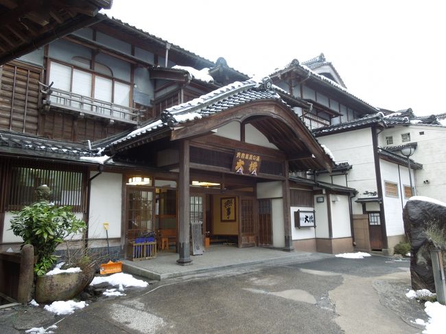 久しぶりのカニ旅行。<br />今年は鳥取の三朝温泉へ行くことになりました。<br />しか～し！最強寒波なるものがシベリアから日本へ来ているらしい・・・<br />どうしよう・・・キャンセルするわけにもいかず、とりあえず出発することに。<br />自宅から中国自動車道で行けば1時間半くらいで到着するので、鳥取砂丘周りで観光もかねてゆっくり行くことにしました。<br /><br /><br />yu-miz一家はどうやらカニ旅行をすると寒波を連れてくるみたいです。<br />以前の城崎のカニ旅行でも寒波到来のニュースがありました・・・<br /><br />今回のお宿　旅館大橋編です。