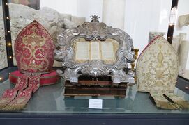 2013秋、イタリア旅行記2(49/53：補遺1)：アマルフィ大聖堂の展示品(2/2)：祭服、司教冠、聖ペテロ像