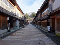 ひがし茶屋街をあるく。朝っぱらから「遊ぶ」わけにはいきませんでした。