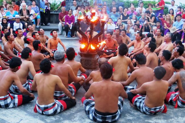 ウルワツ寺院の一角で開催された、ケチャダンスの紹介です。焚火の明かりの中、男性合唱をベースに、『ラーマーヤナ』の物語を題材とする舞踏劇の様式で演じられました。(ウィキペディア、るるぶ・バリ島)