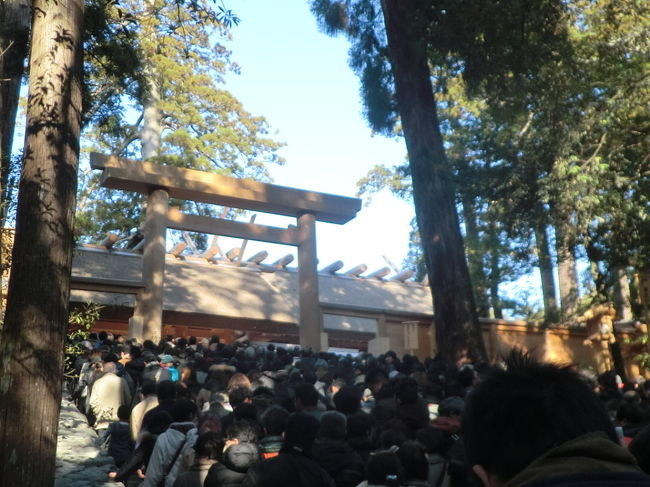 国内線ターミナル<br />成人式、連休空港は早朝から混んでいました。<br />8時20分発中部空港行きに乗ります。<br />雲の上は富士山がきれいでした。<br />中部空港は初めてです。<br />モダンでミュンヘンの空港みたい。<br />ガラス張りで明るい空港です。<br />便が少ないので広く感じます。<br /><br />添乗員が出口に待っていました。<br />45人の団体バスツアーの始まりです。<br />先ず熱田神宮に向かいます。<br />参拝客が多く混雑していました。<br />この混雑、伊勢神宮に比べたら可愛い<br />ものでした。<br />すがすがしい参道から正宮に参拝して破魔矢<br />をいただいてきました。<br />信長塀、大楠、ならずの梅見どころ満載。<br />次は昼食、刈谷ハイウエイオアシス。<br />なんでだろ〜〜!と思いましたが高速道路の<br />SAにしてはなかなかいい!<br />添乗員のおすすめの味噌かつをいただきます。<br />サクサクのとんかつに甘みが強い味噌がかかり<br />美味しい!帰り際に空港で食べた味噌カツ<br />より数段美味しい!<br />SAの名もないイートインなのに肉も臭くない、<br />からりと上がりサクサク、あかみそが癖がなくて<br />良い感じです。<br />矢場トンの味噌は八丁味噌ベースです。<br />味噌の特徴から赤みそのほうが豚肉には合うよう<br />に感じました。<br />私もみそおでんや肉みそを作るとき八丁味噌<br />寄り赤みそを使う派です。<br />直ぐそばに柿安系列の柿次郎という甘味どころが<br />ありました。<br />おはぎやイチゴ大福、牛のしぐれ煮弁当もおいし<br />そうです。わらび餅や白玉の乗るあんみつもパフェ<br />もありました。<br />思わず注文してみますと美味しい!<br />名古屋って美味しいものが安いんだ!<br />添乗員さん曰く、<br />見栄っ張りでケチなんだそうです、名古屋人は!<br /><br />関東のSAやPAで食事するのとは大違い!<br />刈谷ハイウェイオアシス,💮3重マルです。<br />足湯、ドクターフィッシュ、エビせん専門の建物、<br />他の2か所もイートインやお土産屋さんが<br />充実していました。<br />エビせんはどこにもあるのですが此処では蛸せんと<br />烏賊せんを探して買い込みました。<br />蛸や烏賊に小麦粉をまぶしてじっくり焼いた<br />ものです。香ばしくてエビせんより気にいって<br />います。<br /><br /><br />巨大観覧車が目印の刈谷ハイウエイオアシス。<br />広々していてゆったり食事や買い物ができました。<br />デラックスなトイレ、宝石店のような豪華さ,<br />派手好きな名古屋でしょうか、デラックストイレは<br />中々いいです。<br /><br />次は 彦根城まで突っ走ります。<br />3時少し前に彦根城に到着。<br />井伊家の居城。<br />姫路、松本、犬山城とともに国宝四城の一つです。<br />3時から30分ほどひこにゃんの登場があるそうです。<br />ひこにゃんは以前藩主が買っていた猫をキャラクター<br />にしたそうです。なんでも手招きした猫のほうに行くと<br />それまでいた場所に落雷があり藩主の命が助かった<br />そうで以来猫を可愛がっていたんだそうな。<br />それはさておき天守閣に向かいます。<br /><br />流石国宝彦根城、大きな石垣堀も庭も大きく立派。<br />いろは松という表門に向かう松の並木も手入れが<br />行き届き素晴らしいものでした。<br />花の生涯、井伊直弼のお城です。<br />小高い丘に建つ二重の濠に囲まれた美しいお城です。<br />表御殿は博物館となっています。<br />天秤櫓は映画などにも登場したことがあり、<br />大手門に続く櫓で重要文化財になります。<br />天守閣は急こう配の階段があるという、以前姫路城<br />の天守に上がった時もよじ登るみたいで一緒に<br />行った祖母は断念しました。<br />そのころの祖母の年齢に近いのですがまだいける<br />かな!<br />挑戦しました。<br />天守は小さく3階3層です。<br />階段は狭く手すりに頼らないと上り下りできません。<br />天守の上からは琵琶湖が広がっていました。<br />帰りは黒門山道を抜け玄宮園に、庭園でお城の天守<br />を眺めることができます。<br />桜の時期には素晴らし眺めが展開しそうな<br />ロケーション。<br />パーキング近くの茶店、和菓子どころ(さわ泉)<br />に向かいます。<br />店内に入ると香ばしい餅を焼くにおい。<br />みたらし団子だそうです。<br />甘酒とみたらし団子の<br />セットを注文しました。<br />お団子は一本では足りなそうなので最初から追加<br />注文しておきました。<br />焼き立ての醤油が香ばし団子は美味しい、もろみを発酵<br />させただけの甘酒も甘くておいしいこと、地方に行く<br />と特に西に行くと食べ物はまじめで美味しい。<br />ご主人にベストポイントで写真を写して<br />いただきました。<br /><br />そのあとは多賀大社です。<br />個人ではなかなか行けません。<br />なかなか渋い造りの良い神社です。ここでは熊手を<br />いただきました。<br /><br />泊まりは草津駅前のホテルボストンプラザ草津。<br />ビジネスホテルと聞いていましたので期待は<br />していなかったのですがなかなかです。ベット<br />も105cm位と広め、バスタブも大きく足が<br />伸ばせます。<br />おしゃれな外観、中もモダン、結婚式場もある<br />みたい、落ち着いたレストランでの夕食も<br />サラダにチャウダーひれ肉とオマールエビ、<br />ご飯に味噌汁と食べられるものでした。<br />此処は京都まで電車で20分ほどの場所、夕食<br />後に京都に行きライトアップを楽しんだかとも<br />居られるとか。<br />朝が早かったこととワインの酔いも回りぐっすり<br />休みました。<br /><br />2日目はバイキングの朝ご飯です。<br />美味しい!パンもご飯も、琵琶湖周辺の佃煮や<br />おかず、ソーセージもおいしい!<br />コーヒーやジュースさえもおいしい!<br />美味しくないと食べられない私がサクサクの<br />クロワッサンをお代りしました。<br />8時30分に出発しますが良いホテルでした。<br /><br />一路、伊勢神宮の下宮に向かいます。<br />途中で真珠センターなどにも寄りました。<br />興味なしなので駐車場で日向ぼっこ、空は青く<br />快晴で今日も寒いです。<br /><br />伊勢神宮下宮は凄い人、観光バスもすごい、<br />こちら豊受大神宮では1時間ほどの時間で参拝をします。<br />天照大御神のお食事をつかさどる神様をお祀りして<br />います。<br />境内の古木に神秘的な感じですが、お札所では現実に<br />引き戻されます。<br />ここでは御札をいただきました。<br /><br />次は内宮、皇室の祖神天照大御神を祀るわが国で<br />もっとも尊いおみや、いすゞ川の川上に千古の森<br />に囲まれ2000年の時空を超え古代のたたずまいを<br />今に伝えています。<br />凄い人、ひと、ひと。<br />宇治橋を渡るときは押し出されるよう、神苑に入ると<br />人は散らばりますがやはり人の波。<br />いすゞ川で手を清め参道を進みます。人の流れが止まり<br />団子状態。その先は・・・・<br />昨年平成25年遷宮された新正宮。<br />参道から階段の下から鳥居をくぐり正宮を参拝します。<br />余りの人手に神様も困惑していることでしょう。<br />折角なので御札をいただきました。<br />お守りやお札をいただく方もすごい行列。和服姿の<br />新成人も新年らしい雰囲気を添えていました。<br />私的には1日目だけで十分でした、本命の伊勢神宮は<br />人が多くてそれだけで疲れました。<br /><br />そのあとは御払い町で自由昼食ですが、なんでしょう<br />この混雑ぶり、歩けません、難民になったようです。<br />ランチをしないと、どこも行列なのでとりあえず行列<br />の少ない、大きくきれいな店にならびます。<br /><br />えびや食堂、かなり来たと思ったら地図では入口から<br />2件目。<br />松坂牛のステーキ丼2900円、アワビ、てこね寿司、<br />伊勢うどんのセットビール1本飲んで6000円<br />位でした。マ〜マ〜。<br />この混雑の中、テーブルも広くゆったりとできた<br />ことを考えると💮でした。<br /><br />赤服を茶店で食べようか?<br />そんな考えはとんでもないことでした。<br />赤福本店には長蛇の列、福袋の行列のようです。<br /><br />2時間30分の自由時間ですが何もできず、御払い町<br />の雰囲気を少々味わっただけでバスまで戻りました。<br />原宿と浅草を足したみたいな混雑ぶりでした。<br /><br />個人で来たらこんなに何か所も行けない<br />ねと言いながら。<br />弾丸ツアー結構楽しい!!!<br /><br />中部空港までお昼寝しながら送ってもらいました。<br /><br />添乗員の熊田さん、ドライバーの後藤さんの的確な<br />判断で弾丸ツァーを無事に終えました。<br /><br />中部空港では矢場トンの味噌かつ定食をいただいて<br />8時40分発のJAL146便で戻ります。<br /><br />最終便のキャビンアテンダントは荒っぽい!<br />朝便に比べてほとんどのCAは歩きながらぶつかっ<br />てくるは、ほかの客の荷物を受け取るときに私の顔面<br />に荷物の底の部分があたりましたが全く気が<br />付かない、注意しようかと思いましたが面倒なので<br />何も言いませんでした。<br />一番背の高いCAは最初から荒れていた。<br />疲れていても仕事なんだからな〜〜〜!<br /><br />このツアーお昼や2日目の夕食ははいっていませんが<br />宿泊、朝夕の食事各1回、周遊バス、往復の飛行機代<br />込で21000円でした。<br />平日ならさらに割安。<br />添乗員もついています。<br />1泊2日で丁度良い旅でした。<br /><br />神様たちに沢山お願いしてきましましたが、聞いて<br />いただけるでしょうか・・・・・。<br />