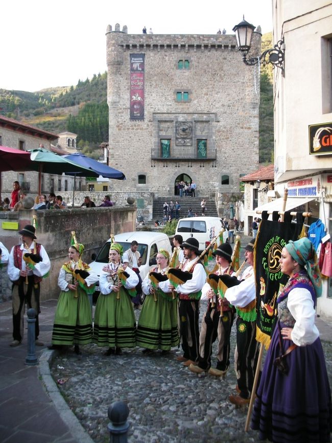 スペイン北部、カンタブリア州の西の端、リエバナ地方の村であるポテスを訪れました。この村は、葡萄の絞り粕から作る「オルホ」という蒸留酒で有名で、年に一度開催されるオルホ祭で有名です。<br />★11月に開催されるオルホ祭にあわせて訪問、賑やかな祭の雰囲気を楽しむ<br />★ランチは、リエバナ地方の名物「コシード・レバニエゴ」を堪能。<br /><br />[いただいた郷土料理/ご当地グルメ]<br />◎コシード・レバニエゴ<br />◎オルホ