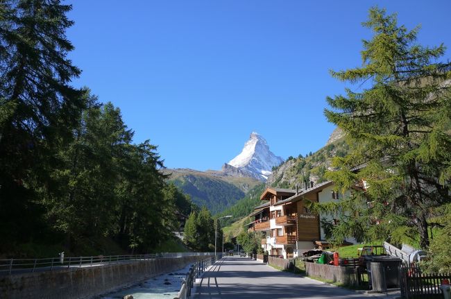 スイスの山を眺めたいと思い特典航空券の空席と睨めっこ。<br />たまたまブリティッシュエアウェイズに空きがあり、ロンドン経由でスイスへ。<br /><br />スイスは鉄道での移動が便利。スイスパスで主な鉄道は乗り放題。<br />乗り継ぎもよく、夕方にチューリッヒ空港に到着して、そのままグリンデルワルトまで到着出来ました。<br /><br />ユングフラウ鉄道でユングフラウを眺め、<br />ゴルナーグラート鉄道でマッターホルンを眺めてきました。<br /><br />&lt;&lt;旅行記メニュー&gt;&gt;<br /><br />スイス(1) ユングフラウ鉄道でユングフラウを眺めに<br />http://4travel.jp/travelogue/10851559<br /><br />スイス(2) ゴルナーグラート鉄道から眺めるマッターホルン<br />http://4travel.jp/travelogue/10851562<br /><br />ロケ地を巡るロンドン　ノッティングヒルの恋人<br />http://4travel.jp/travelogue/10851563