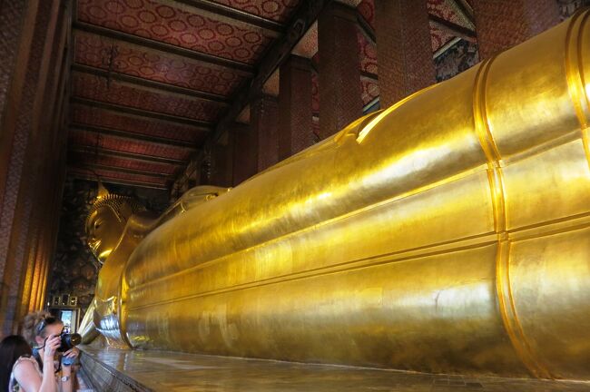 ワット・ポー(涅槃寺)紹介の続きです。巨大な黄金涅槃像がある、王室寺院の一つです。正式名は、ワット・プラチェートゥポンウィモンマンカラーラーム、別名がラーチャウォーラマハーウィハーンです。アユタヤ朝時代に創建され、バンコクで最も古い歴史を持つ寺院です。(ウィキペディア、るるぶ・タイ)