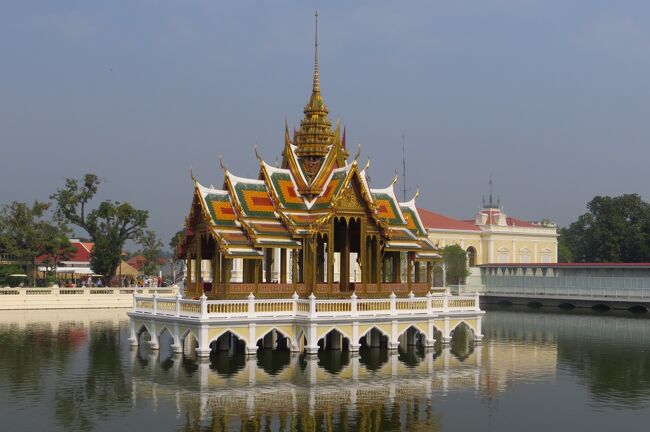 バンコクからアユタヤに向かう途中、昨年(2012年)夏の大洪水の跡ですが、各所で土木工事が行われていましたが、範囲が広いだけに難事業のようでした。最初はバン・パ・イン宮殿の見学です。(ウィキペディア、るるぶ・タイ)