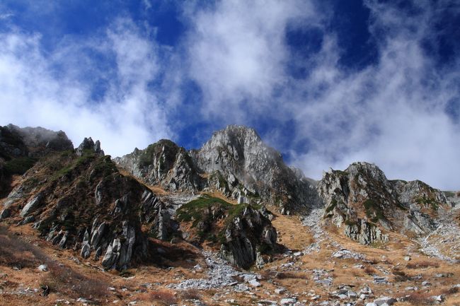 以前から行きたいと思っていた木曽駒ヶ岳、木曽御嶽山の紅葉見物。<br />１０月の初旬に計画していましたが、台風等による天候不順で中旬以降にドライブ一人旅を。<br />関西から木曽駒ヶ岳、木曽奈良井宿と巡り伊那で宿泊。<br />翌日は、木曽御嶽山、赤沢自然休養林を巡り帰阪しました。<br />駒ヶ岳、御嶽山共ロープウエイより上は遅く、上旬が最盛期とのことでした。ロープウエイ区間は色づいてはいましたが、荒れた天候で色づきはいま一つでした。<br />また、この時期は下界はまだ早く中途半端な時期で、お薦めは上旬または下旬では。