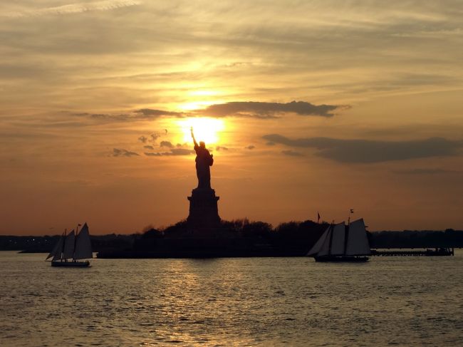 前回行ったNY旅行(http://4travel.jp/travelogue/10850595)の楽しさが忘れられず<br /><br />同じ先輩と、またも渡米!<br /><br />前回めちゃめちゃ寒い冬だったので、今回は暖かい時期に!<br /><br />冬とは違ったNYの風景<br /><br />そして<br /><br />カメラも新しく買い換えました(*゚∀゚*)Yeah<br /><br />前回は歩きすぎなくらい観光しまくったので<br /><br />今回は買い物メインの観光です♪<br /><br /><br />↓↓日程はこんな感じ(だいぶ大雑把)<br /><br />1日目 移動&ロックフェラーセンター&タイムズスクエア<br /> 夕方は日本で事前に申し込んでいた「ニューヨーク夜景ナイ<br /> トツアー」<br /><br />2日目 ハーレム&タイムズスクエア<br /><br />3日目 チェルシーマーケット&ワシントン・スクエアパーク<br /><br />4日目 自由の女神&ウォール街&ブルックリンブリッジ&Club<br /><br />5日目 セントラルパーク&タイムズスクエア<br /><br />6日目 移動&帰国