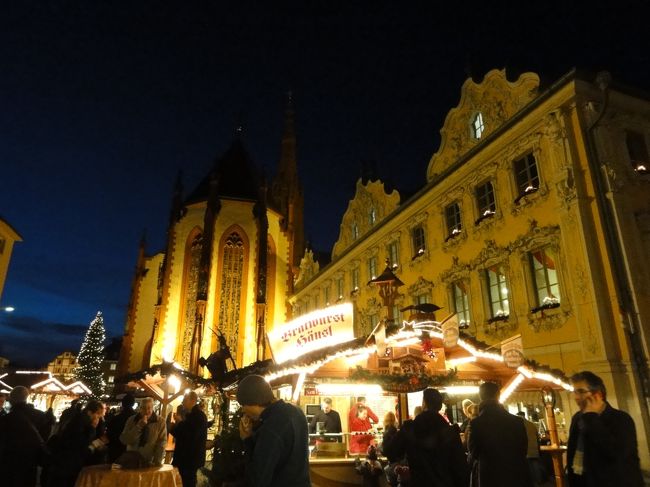 2013年クリスマスは、4泊5日で南ドイツへ行ってきました。<br />「フローエ ヴァイナハテン」とはドイツ語で「メリー クリスマス」のことです。<br /><br />マドリードからフランクフルト OUT ミュンヘン IN で航空券を購入。フランクフルト→ヴュルツブルク→ニュルンベルク→ミュンヘンと電車移動。ミュンヘン以外は、それぞれの街でクリスマス マーケットの最終日にギリギリ間に合いました。<br /><br />2泊目はヴュルツブルグ。フランクフルトから高速列車 ICE にてヴュルツブルクまで1時間ちょっと。チケットはドイツ鉄道DBのHPから前売り券を購入、二等車席予約で1人28,50ユーロでした。<br /><br />ヴュルツブルグでは、最終日のクリスマス マーケット散策の他に、世界文化遺産であるレジデンス（領主大司教の居城）を見学しました。歴史ある町並が美しいヴュルツブルグですが、第二次世界大戦でイギリス空軍の爆撃により、町の90％が破壊されました。だから今見られる町並は、長年の復元修復作業によるものです。<br /><br /><br />表紙の写真：　<br />マルクト広場 クリスマス マーケット最終日の様子
