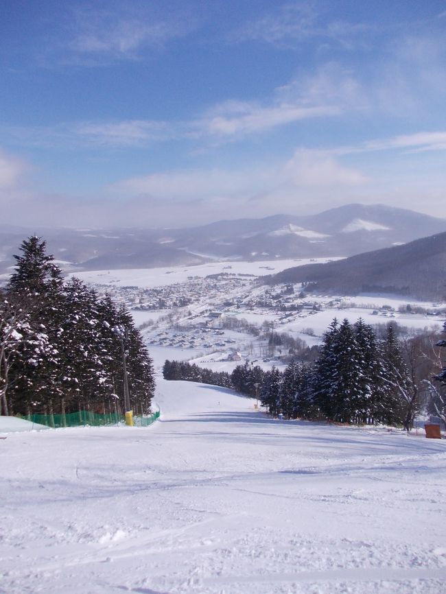 毎年恒例で行っている、冬の北海道スノーボード旅行の二日目です。<br />札幌は朝から雪模様。ホテルの近くの札幌市内を少し観光。大通り公園はすでに雪祭りの準備がすすんでいます。そして札幌といえば時計台ですね。そして、大きな札幌ドームの横を通って、北広島ICから道央道へ。<br />千歳JCTから道東道でトマムまで。途中、山の中に突然現れる巨大な４本のタワーがバブルの遺跡のようです。<br />トマムから南富良野へ。幾寅駅は映画「鉄道員」のロケの舞台です。駅からも見える国設南ふらのスキー場が今日の目的地です。一瞬、営業していないのか？と思うほど、人が少なく、気分の向くまま好きなだけ滑れる開放感。。。<br />最高でした。<br />その後、道の駅で遅い夕食をとったら、かなやま湖へ。凍てつく湖と夕陽の情景は美しい！<br />そしてやはり今日もアフターは温泉です。