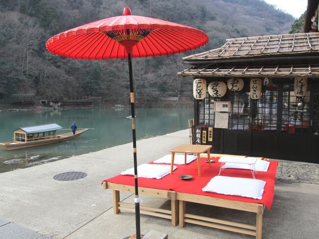京都を舞台のサスペンス・ドラマでいつも登場する渡月橋に行った。昨年の洪水被害からの復旧作業も気になるし、嵯峨嵐山周辺を散策した。<br /><br /><br /> 天龍寺→渡月橋→清凉寺→大覚寺 : こんなに歩いたのは久しぶりだ。<br /><br /><br /> 画像 : 保津川上流の茶店