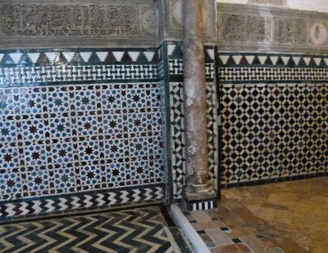 0セビリアにある「　アルカサル　Reales Alcazares　」<br />イスラム文化の影響を残す　ムハデル様式のこの宮殿は、　<br /><br />漆喰を用いた　白いスタッコ装飾が特徴ですが<br />その白亜の宮殿に華を添えるのが　カラフルなモザイクタイル　！<br />アンティークタイルは　風合いが魅力的・・<br /><br />詳しくは　http://bellano.cocolog-nifty.com/blog/　を見て下さいね<br />