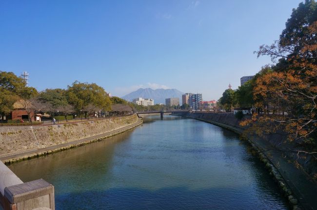 九州縦横断の旅してきました。<br />２日目。写真多いです。表紙は桜島<br /><br />空き時間以外は列車移動<br />「いさぶろう・しんぺい」はいろんな意味で印象深い。<br />都会じゃ味わえない。すごいところを走る列車。<br />スイッチバックにループ＆スイッチバックのW攻撃<br /><br /><br />2日目<br />指宿(10:54)→鹿児島中央(11:46)（指宿のたまて箱）<br />鹿児島中央(13:24)→吉松(14:56)（はやとの風）<br />吉松(15:16)→人吉(16:35)（しんぺい）<br /><br />−−−−−−−−−−−−−−−−−−−−−−−−<br /><br />1日目（http://4travel.jp/travelogue/10853079）<br />羽田(09:00)→福岡(10:55)（飛行機）<br />福岡空港→博多（地下鉄）<br />博多(13:36)→鹿児島中央(15:00)（九州新幹線）<br />鹿児島中央(15:37)→指宿(16:38)（快速なのはな）<br /><br />3日目（http://4travel.jp/travelogue/10853260）<br />人吉(10:09)→大分(14:30)（九州横断特急）<br />大分(15:03)→由布院(15:48)（ゆふいんの森）<br /><br />4日目（http://4travel.jp/travelogue/10853503）<br />由布院(12:08)→博多(14:16)（ゆふいんの森）<br />博多→福岡空港（地下鉄）<br />福岡(16:10)→羽田(17:45)（飛行機）<br />