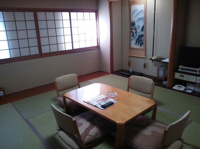 このホテルを拠点に、<br />｢スルッとKANSAI｣の3DAYSチケットを駆使して、京都、びわ湖、神戸に行きました。<br />何せ阪急梅田駅からすぐなので便利。<br /><br />食事なしの和室プランで2泊で1室3万円♪<br />3人だったので、この立地で1人1泊5千円で泊まれたので大満足でした。