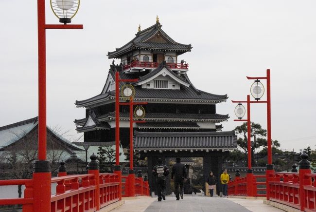 12月に「清須会議」を見て名古屋に住んでいながら清須城に行ったことがないことに気付きました。<br />この冬とても寒い日本。しかし今日は13度位になると言う。これはバイクで行くしかないでしょう。<br /><br />行き方を確認したら約1時間で行けそう。<br /><br />てな具合で清須城到着。<br /><br />新幹線ではいつも見てるんですが。