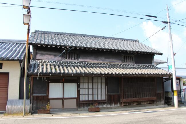 香川県高松市仏生山町は、高松藩主松平家の菩提寺である法然寺の門前町として発展しました。<br /><br />高松藩主が法然寺への参拝に通った仏生山街道は、かつて藩主の行列が「お成り〜、お成り〜」と言いながら通ったことから、通称「お成り街道」とも呼ばれています。<br /><br />この「お成り街道」の道筋にあたる本町通りには、お殿様を見下ろさないようにと、高さを低く抑えた中２階建ての町家が残っていて、門前町としての面影を留める町並みが続いています。<br /><br />本町通りは、虫籠窓や卯建などをしつらえた、伝統的な建築様式の町家が点在する町並みなんですが、特徴的なのはその道幅です。<br /><br />本町通りを歩いていて、幅の広い道路だな〜と思ってたんですが、後で調べると、この門前町が造られたとき、多くの素麺職人が呼び集められたので、素麺を干す場所を確保するために幅の広い道路が造られたというのが真相だとわかりました。<br /><br />当時のお役人は、粋な計らいをしたものです。