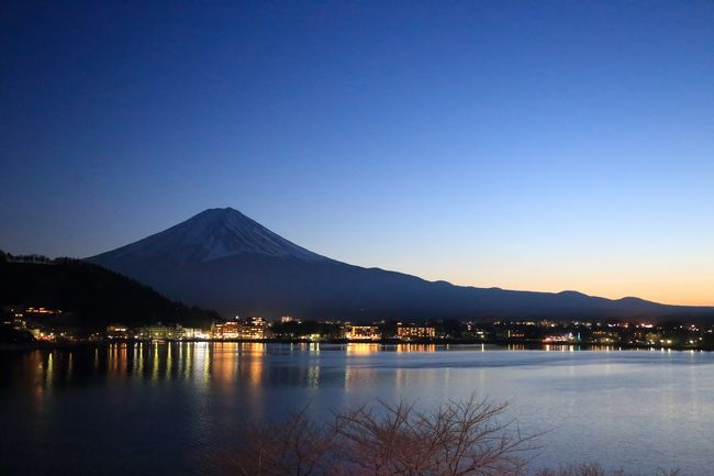 鮮明な富士山を見たことがありますか？<br />私は今までなかったです。<br />ですが、今回は本当に素晴らしい富士山をこの目で堪能しました。<br />何でも“時”が大切なんだな〜って、改めて実感した旅。<br /><br />世界遺産に登録された富士山は、賑わいも半端がないようで、<br />混雑時は避けたい。<br />落ち着いて富士山を満喫したいと“時”を待ちました。<br /><br />新年最初の旅。<br />験担ぎの意味も込め、日本の宝 富士山へ。<br />いや〜、正直、富士山を見に行っても見れたことがなく<br />今回は、どこへ行っても365度の方角で絶景の富士山を楽しむことができました。<br />実にありがたいことですが、これだけ見られたら価値が薄れちゃうかな^^;<br /><br />今回の旅は、ほぼノープランで、いつもなら美味しいものをしっかり押さえますが<br />行き先も含め、その日、その時の気分でふら〜りとしたにも関わらず、<br />どこもどこも大満足でした。<br />道中は、かなり凹む事件もありましたが、結果満足もできましたので<br />無事楽しい旅が出来たことには感謝です。<br /><br />【行程】<br />1日目（前編）<br />・三保の松原（道中、現地で事件発生^^）<br />・浅間大社（富士山の神様が祀られている全国浅間神社の総本宮）<br />・清水港で寿司ランチ<br />・白糸の滝（国の天然記念物、富士山麓最大規模の滝にテンション上がる）<br />・河口湖 大石公園（光のナイアガラ、薄い感動^^;）<br />・河口湖泊（ホテルからの景観、富士山と河口湖の絶景を満喫♪）<br />2日目（後編）<br />・河口湖 ハーブ館（押し花体験とハーブに胸キュン♪）<br />・西湖 樹氷まつり（富士山と樹氷を満喫）<br />・西湖 いやしの里 根場（富士山と茅葺集落、山梨グルメ堪能）<br />・西湖 鳴沢氷穴（噴火によって出来た溶岩洞窟探検）<br />・精進湖（東洋のスイスと呼ばれる景観を堪能）<br />・本栖湖（景観の美しさに感動！）<br />・富士宮（手作りケーキの人気店でスィーツ満喫♪）<br />・富士宮（富士宮やきそば鉄人グランプリの優勝店へ）<br /><br />以上、どこにいても富士山を満喫した旅になりました。<br /><br /><br />では、前編はじまり。