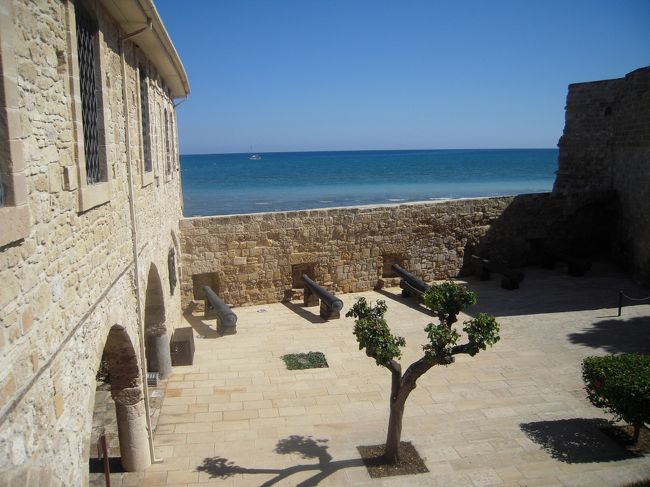 2013年10月16日(水)はキプロス弾丸旅行最終日。ラルナカ（Larnaca）の徒歩圏内の見所を散策しました。<br /><br />ラルナカは、ストア哲学のゼノンが生まれ、“復活の聖者”ラザロが没した街です。市内に古代遺跡や考古学博物館など多くの見所があります。<br /><br />夜8時20分にラルナカ（ラルナカ国際空港）を出発するため、終日観光できました。<br /><br />古代キティオン遺跡(Ancient Kition)、ラルナカ考古学博物館(Larnaka District Archeological Museum)、ピエリデス考古学博物館(Pierides Foundation Archeological Museum)、ラルナカ要塞と中世博物館(Larnaka Fort &amp; Medieval Museum)を見学し、遅めの昼食で魚のメゼを楽しみました。<br />