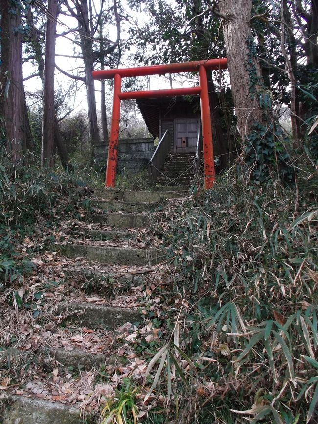 鎌倉の白山神社といえば今泉、クチコミ登録コメントや旅行記で発信されています。<br />鎌倉にはもうひとつの白山神社があります。観光メッカの稲村ガ崎です、Wep地図に表示されています。<br />ところが、観光協会・ガイド媒体には紹介されていません。当クチコミ登録はなし旅行記でも検索でません。<br />神奈川県神社庁の名簿未掲載です。しかし無料配布の鎌倉湘南ガイドマップにははっきり所在表示ありますが・・・。<br /><br />ということで行ってみました。<br /><br />最寄りの江ノ電稲村ガ崎駅を出発、地図を頼りに稲村ガ崎住宅街へ、山肌に沿って奥へ奥へ・・。<br />辿り着いた先は、それはそれは。<br />一般観光客旅行者を寄せ付けない、まさにディープな基地。写真でレポートします。<br />帰路は極楽寺へ。