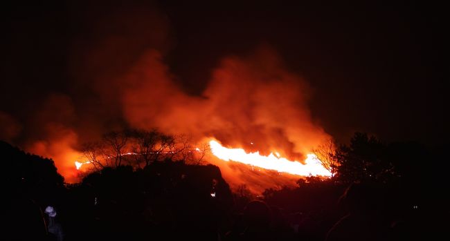 若草山の山焼きは1月の第4土曜日に行われます。<br />今年は25日に行われました。
