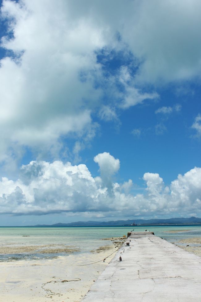 夏休みに、父と母と私で沖縄の石垣島へ行きました。<br />本島へは数年前に行ったことがあったので、今回は離島へ！<br />旅行へ行く事に決まったのが出発日の直前で、大変でした......<br />初投稿＆自分メモみたいなものなので大したことはかけません。<br /><br /><br />＊初日＊<br /><br />早起きして、車で広島から福岡空港へ......<br />空港近くの駐車場に車を停めて、送迎バスでターミナルへ。<br />隣のターミナルが主なターミナルで、私たちが使うほうはとても小さなターミナルだったので退屈でした.....<br />それはさておき、飛行機に乗り込んで石垣空港へ。<br />（機内販売のバウムクーヘンが美味しかったです）<br />そして１５時頃に到着!<br />石垣空港はとても新しくて綺麗でした!<br />そしてレンタカーショップの送迎バスに数十分揺られてレンタカーショップへ。<br />レンタカーを借りていざ出発!!<br /><br />まずは一番人気の米原ビーチへ。<br />シュノーケリング道具を持参していたので、熱帯魚観察をしました。<br />でもなんというか海の状態があまりよくない日に当たったのか、想像や他の方の写真より水が大分にごっていました。<br />それでも沖縄の海はやっぱり綺麗でした!<br />おさかなソーセージを撒くと、カラフルな熱帯魚が怖いくらいにたくさん集まってきます。<br />そして早めに切り上げて、海の家でシャワーを浴びて、ブルーシールアイスクリームを食べていざ、次の目的地へ!<br /><br />次は有名な川平湾へ。<br />なんというかとても静かな場所でした....こぢんまりという言葉がふさわしいかと。<br />人もあまりいなくて、猫も可愛くて、いい場所でした。<br />日が少し傾きかけていて、さらに次の目的地で夕日が見たかったので、急いで次の目的地へ〜!!<br /><br />そして石垣島最西端、御神崎灯台へ。<br />ここは大分、人が多かったです。<br />灯台より前のごつごつしたところ岩に腰掛けて、ひたすら夕日が水平線へ沈んでゆくのを眺めました。<br />本当に綺麗でした........<br />そこに写真に詳しい、親切な現地のお爺さんがいらっしゃって、観光客の写真を撮ってくださったり、私にも一眼レフのフィルターを貸して下さったり、家族写真のシャッターをきってくださいました。<br /><br /><br />そして最後に「島野菜カフェ Re:Hellow BEACH」でよるごはん。<br />とても居心地のいいカフェでした。<br />すこし遅い時間に行ったので、注文できるメニューは大分限られていましたが、美味しくいただきました。<br />パンケーキを食べ損ねたのが心残りです。笑<br /><br /><br />そしてホテルにチェックインして、一日目の終了です!<br />忙しい一日でしたが、楽しかったです!<br /><br />最後まで読んでくださりありがとうございました。<br /><br />