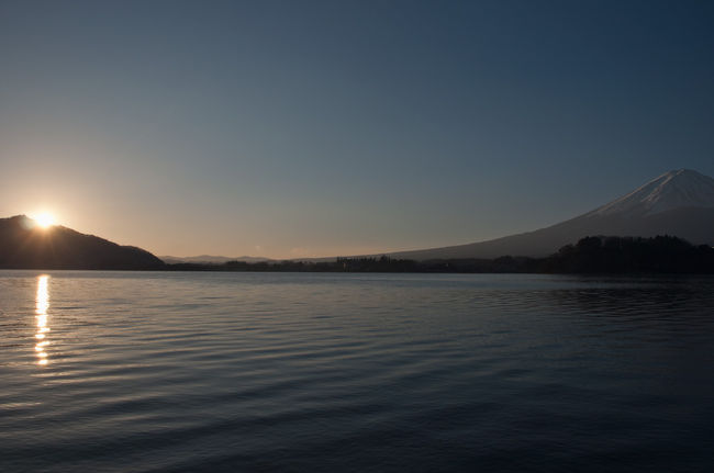 2013年〜2014年の年末年始は富士五湖で過ごしました。以前から見たい＆撮りたいと思っていた富士山と初日の出のコラボを求めて2泊3日の小旅行。河口湖で泊まりつつ、時には本栖湖や西湖の方にも行ってきました。