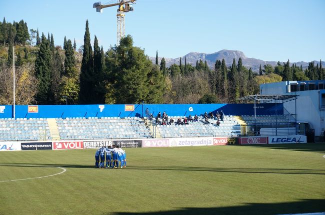 セルビアのベオグラードから飛行機で１時間、モンテネグロの首都ポドゴリツァへサッカーを見に行ってきました。ここが本拠地のブドゥチノストというチームで、かつで名古屋グランパスにいたブルザノビッチがプレーしています。