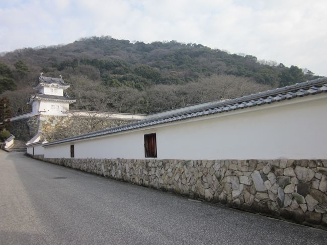 冬のこの時期は牡蠣が最も美味しくなる季節、年に一度の楽しみで牡蠣を食べに出かけます。<br /><br />牡蠣は広島・宮島や宮城・松島が超有名ですが、味では兵庫の相生・赤穂産が日本一美味しいと思います！。<br />しかし、生産量が余り多くないために関西へは殆ど出回りません。よって地元で食されているわけですから、ここは地元で頂きたいと思います。<br /><br />また、童謡「赤とんぼ」の作者・三木露風の生誕地「龍野ご城下」、薄口醤油や播州素麺でも有名な土地柄、今回はこの播州路をぶらぶら歩きしながら、その風情や食などを楽しみたいと思います。<br /><br />１/２５（土）　自宅から車で高速道路を走り一路龍野へ。昼前に御津を経由しながら播州赤穂へ。<br />昼食は牡蠣を食べて、その後は坂越旧街道筋をぶらぶら歩きします。<br /><br />本日の宿泊先は相生市内のビジネスホテル、夕方は身体の疲れを取りに日帰り温泉で癒し効果に期待して…。<br /><br />１/２６（日）　遅めのチェック・アウト後は、市内の「田口食品・直売所」（アウトレット）で洋菓子を買って、姫路市内の「岡野食品」（アウトレット）でパンやお菓子を買い物して、その序に「靴のヒラキ」に寄って帰る、買い物ツアー的な要素も含みながら、ぶらぶら歩き旅です。