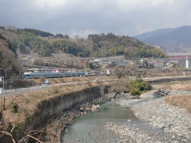 國府津-静岡間は、明治２２年（１８８９年）２月１日に開通したが、該区間に於いて最も建設困難とされたのは山北-小山（現 駿河小山）間だった。<br /><br /><br />現在の東海道本線に相当する横濱-京阪神間連絡鉄道建設測量は、既に、箱根地区を除き、明治１９年（１８８６年）１２月までに完了したが、然し、山北-御殿場間路線選定のみ１０数回に渡り測量を実施したが、具体的結論を得る事が適わず、工部省鐵道建設担当技師 原口 要（はらぐち かなめ）（嘉永４年（１８５１年）５月２５日～昭和２年（１９２７年）１月２３日）は、測量を反復進行させつつ、結果すら見い出せぬ現状に、日々悶々焦慮の色を隠せなかった。<br /><br />例えば、小田原、及び、三島は、鉄道敷設に対し、地元の鉄道建設反対運動の為に、内閣鐵道局が現行経路を設定したかの如く伝えられ、所謂、鉄道忌避伝説を挙げる見解が有力視されているが、当時の資料を精査する限り、小田原、三島共に鉄道通過停車場設置に対し好意的であり、此れを受け、原口が実地測量を実施したが、該経路設定では、箱根外輪山に長大隧道建設工事を絶対必要とし、当時の我が国の土木技術では工事困難と判定され、該案は不採用と決定されたのが、けだし真相である。<br /><br />原口は、建設可能地の是非を巡り、周囲には内秘に休暇を取り箱根方面を探索中、箱根塔ノ沢温泉福住楼旅館に投宿した際に、主人の酒話から酒匂川上流域沿に御殿場に到る通過可能な軽道が存在する事を知り、直ちに測量の結果、該地に鉄道建設が可能と判定され、井上 勝（いのうえ まさる）（天保１４年（１８４３年）８月２５日～明治４３年（１９１０年）８月２日）内閣鐵道長官（明治１８年（１８８５年）１２月２８日～明治２３年（１８９０年）９月６日在任）に対し、該地が建設可能たる事を復命後、明治２０年（１８８７年）９月に山北-御殿場間建設経路が確定した。<br /><br />起点たる山北は江戸中期まで、酒匂川中下流域河川敷に存在する水田が拡がる農村だった。<br />然るに、宝永元年（１７０４年）、及び、宝永２年（１７０５年）に、該河川川身に変化を生じさせた程の大水害が発生し、更に、追討ちを掛けるが如く、宝永４年（１７０７年）１２月１６日に富士山が大爆発を起こし、火山灰が約３．６ｍも堆積した事から、山北村全域が埋没し、その後は泥土に覆れた湿地帯と化していた。<br /><br />該区間１９．６ｋｍ建設工事区間中、隧道８箇所、橋梁２２箇所の構築を要し、殊に、酒匂川（さかわがわ）橋梁群設置工事は、段丘中腹部に架橋を要した事から、高位置に対する橋台、橋脚設置工事は難工事だった。<br /><br />因みに、横濱-國府津間は明治２０年（１８８７年）７月１１日に開通したが、該区間建設時、程ヶ谷（現 保土ヶ谷）-戸塚間に所在する清水谷戸（しみずやと）隧道、横須賀線内隧道群は、坑門、及び、隧道内部に至るまで煉瓦積構築様式で建設されたのに対し、山北-沼津間建設では、隧道坑門、隧道内部構築は勿論、橋梁橋台、橋脚に至るまで、何故か煉瓦使用は極めて僅少であり、殆どの構築物に於いて石積構築様式である。<br />此れは飽くまで推定だが、山北-沼津間沿線付近には、根府川、真鶴、伊豆等々の良質建築用石材産出地が存在する事から、敢えて高価な煉瓦使用をせず、安価な石材使用に踏み切ったのでは無いかと思われる。<br /><br />橋梁は、チャールズ．Ａ．ポーナル（Ｃｈａｒｌｅｓ Ａ．ＰＯＷＮＡＬＬ）（生没年不詳）設計の英國パテント・シャフト（ＰＡＴＥＮＴ ＳＨＡＦＴ）社製錬鐡製ダブルワーレントラス構桁６１．０ｍ（２００ｆｔ）が大量生産され、該区間外使用例では、富士川、大井川、天竜川、木曾川、長良川、及び、揖斐川に於いて架橋されたが、該橋桁の特長は門背が低位地に存在する事から、此の為に、建築限界狭隘が原因で、後年、機関車の大型化に非対応と判定され、明治後期には架替対象とせざるを得なくなり、東海道本線に於ける橋桁使用期は短期間だった。<br />現在では、初代揖斐川橋梁が内務省管理を経て現在は現地に於いて自動車道路橋に転用され、更に、大正７年（１９１８年）に初代天竜川橋梁構桁１連が小田原電気鐵道に払下げられ、箱根登山鉄道早川出山橋梁として架橋され現役使用されている。<br /><br />然も、山北-御殿場間は、途中、Ｒ４００の連続急曲線が存在し、谷峨-足柄間は２５‰、及び、登り急勾配が点在する事から、旅客や乗務員にとって該区間下り列車乗車は登攀の為に焦熱猛煙地獄を覚悟しなければならなかった。<br /><br /><br />國府津-静岡間は、明治２２年（１８８９年）２月１日に開通した。<br /><br />然し、開業当日夜半３時頃、御殿場村住人某宅の残火不始末が原因で出火し、折からの冬季強風に煽られ、該村内約１２０戸が全焼する火災が発生した。<br /><br />該火災で新築した該駅本屋、及び、該構内施設は無事だったが、当日午前中に開催予定だった開業式典は急遽中止となり、該開業式典出席者用に用意されていた折詰弁当、紅白饅頭、日本酒、及び、一般者への餅撒用祝餅は該火災被災者達に供与された。<br /><br />因みに、該開通区間終点駅たる静岡町も当日同時刻に一番町焼芋販売業宅から出火し、約１１００戸が焼失する明治２２年静岡大火が発生している。<br />要するに、國府津-静岡間開通当日は、御殿場、静岡に於いて大火が発生したと言ふ、関係者にとって意気上がらぬ幸先不幸な門出だった。<br /><br /><br />國府津-静岡間開通時に、山北-御殿場間に於ける途中停車場は小山（現 駿河小山）１箇所が設置されたに過ぎなかった。<br /><br />該区間に投入された蒸気機関車は、工部省鐵道局が明治１４年（１８８１年）に発注した英キットソン（ＫＩＴＳＯＮ＆Ｃｏ）社製１８００型、及び、英デュープス（ＤＵＰＳ）社製１８５０型Ｃ型タンク式蒸気機関車で、該機関車は小型で、且つ、小出力だった事から牽引力登攀力共に劣り、山北から御殿場に至る２５‰登り勾配が連続し、御殿場-佐野（現 裾野）間と共に、慢性的列車遅延区間の最たる箇所と化した。<br /><br /><br />大正中期までに客車に対して真空制動が整備されたが、必ずしも制動効果が良い存在では無く、貨車に至っては真空制動使用末期まで全車輌に貫通型が設置される事は無く、常に暴走の危険と隣り合わせだった。<br />大正末期に現在の空気制動が開発され昭和５年（１９３０年）に全車輌に設置完了まで、御殿場駅では貨物列車では機関車の後部に真空制動のシリンダー設置の車輌を連結し未設置の車輌は車掌が全車輌のハンドブレーキ締めて回っていた。<br /><br /><br />開通２年後の、明治２４年（１８９１年）１月某日、現在の足柄駅付近に於いて機関車煙突から排出された火粉が原因と推定される火災が発生し、宝鏡寺本堂をはじめ、付近一帯が全焼する被害が発生した。<br /><br /><br />鐵道唱歌は、明治３３年（１９００年）５月１日に初版本が東京では無く大阪で出版発売されたが、<br /><br />第１３番<br />いでてはくぐるトンネルの<br />（いでては くぐる トンネルの）<br />前後は山北小山驛<br />（ぜんごは やまきた おやまえき）<br />今も忘れぬ鐡橋の<br />（いまも わすれぬ てっきょうの）<br />下ゆく水のおもしろさ♪<br />（したゆく みずの おもしろさ）<br /><br />第１４番<br />はるかにみえし富士の嶺は<br />（はるかに みえし ふじのねは）<br />はや我そばに来りけり<br />（はやわがそばに きたりけり）<br />雪の冠 雲の帯<br />（ゆきのかんむり くものおび）<br />いつもけだかき姿にて♪<br />（いつも けだかき すがたにて）<br /><br />と唄われ、歌詞内容から、第１３番が谷峨付近、第１４番は足柄付近の情景を描写したものと推定される。<br /><br /><br />山北-小山（現 駿河小山）間は、明治３４年（１９０１年）６月１１日に複線化されたが、該区間は、酒匂川上流域、及び、該河川支流鮎澤川（あゆざわがわ）流域に面した段丘中腹部に路線を設置した事は前述したが、その為に、増線用余地など殆ど存在し無に均しく、複線化工事は困難を極めた。<br /><br />該区間開通時は隧道建設を可能な限り忌避した事から、第１相澤川橋梁から鮎澤川左岸を通過し、第２相澤川橋梁を経た鮎澤川横断を２度架橋通過したが、約１０年間に於ける鉄道建設技術は進歩を遂げ、増線部分では、該河川右岸に第６甲号箱根、及び、第６乙号箱根と称する隧道２箇所を設置する形態に改められ、此の時点で従来線は上り専用になった。<br /><br /><br />明治期は、我が国の近現代に於ける記録的大型台風襲来が少なくなかった。<br />即ち、当時の天気予報に拠る事前通報業務は存在せず、且つ、河川護岸工事未着工だった所が殆どだった事から、被害が殊更大きくなった。<br />その為に、暴風雨襲来の都度、山北-小山（現 駿河小山）間への被害が発生した、<br /><br />明治２９年（１８９６年）　９月１１日<br />該大型台風は中部地方上陸後、関東東北を通過した事から被害地域が拡大し、該台風被害は弘化３年（１８４６年）年６月連続集中豪雨以来、５１年振りの大被害をもたらした。<br />全国での死者３４４名。<br />富士川が増水し、最大水位が３．３ｍ上昇したが、東海道本線鈴川（現 吉原）-岩淵（現 富士川）間の富士川橋梁が損傷もせず無事だったのは意外の感あり。<br />山北-小山（現 駿河小山）間数日間不通。<br /><br />明治３０年（１８９７年）１０月　３日<br />大暴風の為に、山北-小山（現 駿河小山）間に於いて数箇所の築堤崩壊が発生し、該復旧工事の為に、組成された臨時工事列車運転中に、築堤崩壊箇所を通過した事から、該列車機関車１両、土運車６両が築堤下に脱線転覆し、該列車便乗中の作業員８名死亡、１７名重軽傷。<br />該区間仮復旧は、同月６日。<br /><br />明治３１年（１８９８年）　９月　６日<br />台風襲来に依り、山北-御殿場間数日間不通。<br /><br />明治４０年（１９０７年）　８月２４日<br />大型台風が中部地方に上陸後、関東を経て北海道に亙り被害を発生させ、該台風を含め、明治２９年（１８９６年）９月台風、及び、明治４３年（１９１０年）８月台風をして、明治３大台風と称する。<br />俗に、箱根大水害とも称され、神奈川県西部地域に存在する酒匂川、及び、早川が増水氾濫し、特に、箱根塔ノ沢温泉福住楼では建物全体が山津波の為に早川に押流され、宿泊客全員が行方不明となる。<br />全国での死者７６８名、行方不明者７８名。<br />山北-谷峨間に於いて、築堤崩壊、及び、第１酒匂川橋梁橋脚が流失した事から該橋梁構桁が落橋した事から、同月２７日より９月８日迄、山北-小山（現 駿河小山）間は徒歩連絡を余儀無くされた。<br />同月８日に第１酒匂川橋梁をプレートガーダー橋桁を使用し単線仮復旧が完了した事から、該区間が単線運転が可能になり、同月１９日に谷峨に上下線渡り線用分岐器が設置され、該日以降は、単線運転が山北-谷峨間に短縮された。<br />上り線開通は、同年１０月２日になったが、該水害に鑑み、帝國鐵道庁は、水害の都度、不通になる事態を憂慮し、別線設置計画、即ち、丹那隧道建設を検討決意させた。<br /><br />明治４３年（１９１０年）　８月１１日、及び、１３日<br />関東地方に記録的超大型台風２個が間を空けず連続して上陸通過襲来した。<br />第１の台風は、同月１１日２２時頃に、東京府三宅島付近に上陸後、関東地方を通過した。<br />第２の台風は、翌々日１３日２２時頃に、静岡県御前崎付近を経て、同県沼津付近に上陸後、関東地方を直撃した。<br />両台風影響に依る降雨量は、観測史上最大値を記録し、此の為に、関東各府県に於いて、大中小河川が軒並み堤防決壊が発生した事から、各地に於いて大洪水状態となり、更に、大規模土石流が発生した事から、埼玉県３２３名を筆頭に、関東各府県に於いて９２１名、全国各府県に於いて計１５５７名の死者、行方不明者を発生させた。<br />此の当時は、河川に護岸工事が施工された箇所は殆ど存在せず、且つ、ラジオ放送も無く、殆どの住民達は記録的超大型台風が連続接近している事実すら知る由も無く、此の為に、風水害被害としては、天明３年（１７８３年）４月の浅間山大噴火に依る大洪水被害以来とされ、近現代最大被害発生を齎した存在として記録されている。<br />山北-御殿場間が数日間不通。<br /><br /><br />日露戦争（にちろ せんそう）（明治３７年（１９０４年）２月１０日～明治３８年（１９０５年）９月５日）は、我が国 対 ロシア帝國間に於いて、朝鮮半島に於ける権益を巡る対立から戦争に発展したものである。<br /><br />該戦争開戦以前に於ける我が国対欧州各国間移動手段は、船舶航路利用以外、往還は無に等しい状態だった。<br /><br />該戦争は我が国側が辛勝状態に在った時点で、中立国アメリカの仲介に依り、明治３８年（１９０５年）９月５日に米ボーツマスに於いて、日露講和条約が締結されたが、該条約付帯条項に、我が国からロシア帝國領内シベリア鉄道経由で、欧州各国間連絡が可能になるべく、ロシア帝國が欧州関係各国に対し斡旋する旨が盛込まれていた。<br />該条項を根拠に、明治４３年（１９１０年）にベルギーの首都ブリュッセルに於いて国際鉄道会議が開催され、我が国の鐵道院は、欧州関係各国間と欧亜鐵道連絡協定を調印成立させ、該協定に基き、翌明治４４年（１９１１年）３月１日より、新橋、平沼（横濱）、名古屋、京都、大阪、神戸、下関、門司、及び、長崎各駅発着 対 欧州指定各駅相互発着間国際連絡乗車券が発行された。<br /><br />その為に、鐵道院は、新橋-下関間に欧亜連絡を主眼とする１２等特別急行列車を運転する事になった。<br />即ち、該列車客車は荷物車を含め全車輌３軸式ボギー車専用車で構成され、既存車輌と異なり編成全体の総重量が増加する為に、旅客用２Ｂ型蒸気機関車では出力不足が懸念された事から、鐵道院は新規に旅客用大型２Ｃ型蒸気機関車導入を決定し、英独米機関車製造企業に見積書を提示の上で発注した。<br /><br />該特別急行列車は、明治４５年（１９１２年）６月１５日時刻改正から運転開始され、当日新橋発列車には、１等客２０名、２等客６０名、計８０名が利用し、１等客には下関要塞司令官として赴任の為に乗車した 内藤新一郎（ないとう しんいちろう）（安政４年（１８５７年）４月～昭和１０年（１９３５年）１０月６日）陸軍中将の姿も見られた。<br /><br />また、鐵道院は、訪日外国人の国内旅行便宜の為に、明治４５年（１９１２年）に傘下外輪団体として ＪＡＰＡＮ ＴＯＵＲＩＳＴ ＢＵＲＥＡＵ を設立し、同年３月１２日に東京帝國ホテルに於いて会社創立総会が開催された。<br /><br /><br />山北機関庫は、主に、山北-御殿場間に於ける後部補助を担当する所だったが、列車定数増加、及び、大型蒸気機関車導入に対応させるべく、明治４３年（１９１０年）に第１次庫内拡張工事を実施した。<br />該次改良工事では、転車台を大型蒸気機関車転車可能とすべく、２２ｍ型収納形に交換を中心としたものだった。<br />然るに、第１次世界大戦後に於ける列車本数増加に対し対処困難と判定され、能力不足が顕著になってきた事から、大正１１年（１９２２年）に第２次庫内拡張工事が実施され、該工事に依り転車台が２台並列する巨大扇形機関庫が成立した。<br /><br /><br />鐵道院は幹線急勾配登攀強化対策として、当時米国内に於いて流行していたＣＣマレー式炭水車附大型蒸気機関車導入を検討した。<br />即ち、該機種は動力部分がＢＢ、若しくは、ＣＣ構造で構成されている為に、連続急曲急勾配線区に於ける登攀能力が秀逸との前評判だった。<br />然るに、鐵道院工作課長 島 安次郎（しま やすじろう）（明治３年（１８７０年）８月７日～昭和２１年（１９４６年）２月１７日）は、我が国の如き狭軌線に於いて該機種総出力は発揮し難いとして導入反対を呈したが、時の第２代鐵道院総裁 原 敬（はら たかし）（安政３年（１８５６年）３月１５日～大正１０年（１９２１年）１１月４日）は立憲政友会を基軸として三井物産と終始昵懇な関係に在った事から島の意見は無視され、総裁権限で導入決定が強行され、該社を仲介し米独機関車製造会社に発注された。<br />即ち、<br />米アメリカン・ロコモティヴ（ＡＭＥＲＣＡＮ ＬＯＣＯＭＯＴＩＶＥ）社製 ９７５０型<br />米ボールドウィン（ＢＯＵＲＤＷＩＮ）社製　９８００型<br />独ヘンシェル（ＨＥＮＳＣＨＥＬ ＵＮＤ ＳＯＨＮ）社製 ９８５０型<br />該発注機は全車過熱式だったが、構造が複雑な割に、肝心たるべき火室が狭火室構造だった事から、総出力は事前に鐵道院が数値予想をした範囲内であり、機関車重量大の為に保線職からは軌道を荒らす元凶として忌避される始末だった。<br /><br />大正１２年（１９２３年）に、次世代大型貨物用蒸気機関車９９００型（Ｄ５０型）が登場したが、該機種登場当時、鐵道省は熱海線熱海-沼津間に於いて丹那隧道を掘削中であり、完成と同時に國府津-御殿場-沼津間は支線化予定だった事から、該区間の軌道強化は未施行であり、その為に、該機種９９００型は軸重が１４．７ｔと該区間には軸重過大で入線不可だった事から引続きマレー機を使用した。<br />然し、該隧道工事は貫通予定時期に至っても難航継続状態であり、竣工が何時になるかすら覚束無ぬ状況だった事から、鐵道省は該区間軌道強化に着手せざるを得ず、該線にＤ５０型が入線可能になった時点で、実働期間が短いにも拘らず、マレー式蒸気機関車群は逐次廃車された。<br />現在、大宮鉄道博物館に当時使用されていた９８５０型９８５６号機が保存展示されている。<br /><br /><br />駿河（現 駿河小山）-足柄間は開通当初、鮎澤川左岸を経て高高度を下路トラス橋構桁で通過する形態だったが、該河川の度重なる氾濫が原因に依る築堤崩壊流失が度々発生し、風雨の都度、保守に明け暮れさせられる厄介な所だった。<br />然るに、大正３年（１９１４年）８月１２日未明、関東中部地方を襲来した大型台風は、該河川流域に異常増水を発生させた事が原因で、翌１３日７時３０分頃に、第５相澤川橋梁橋台下が洗盤され、該橋梁橋台が傾斜崩壊した事から該上下線橋梁構桁共に該河川中に落橋した。<br />鐵道院は、直ちに復旧工事に着手し仮開通させたが、本復旧工事中たる、同年９月１３日に、今度は異常低気圧が発生し、各地に於いて該低気圧に依る記録的雨量が観測され、雨量に関しては明治４３年（１９１０年）８月１１日～１４日襲来の大豪雨より多量とされた。<br />此の為に、仮復旧中の該橋梁は再度落橋被害が発生した事から、鐵道院は、該橋梁復旧を諦め既成路線を放棄し、改めて別線建設に着手し完成したのが現行線である。<br /><br /><br />大正１２年（１９２３年）９月１日に、近現代に於ける記録的大地震 関東大震災が発生した。<br />該区間内は震源地から至近距離だった事から、被害に関しては熱海線に次いで壊滅的被害が発生した。<br />前述の様に、該区間では、隧道下り線７本、上り線７本、橋梁下り線２０橋、上り線２２橋が存在したが、殆どの構築物に被害が及んだ。<br />特に、箱根第３号隧道、及び、同第７号隧道内部は崩壊、同上り線第３号隧道出口から同隧道４号入口側壁面が大崩落し付近一帯が埋没した。<br />該震災発生時に於ける該区間走行中の列車は２本存在した。<br />即ち、東京発米原経由富山行旅客普通第７７列車は駿河駅到着と同時に激震が襲ったが、幸いにして旅客職員共に死者は発生せず、該列車車輌も無事だった。<br />然るに、貨物第４２３列車は、山北-谷峨間走行中、第１酒匂川橋梁を通過中に激震に遭遇し、異常を感知した機関手は直ちに真空制動機を動作させ、第２酒匂川橋梁通過後に該列車は停車したが、牽引機関車９７５０型９７６２号機蒸気機関車は脱線、続く１～１２両目貨車脱線、１３～３１両目貨車脱線転覆、３２～４３両目貨車無事の被害が発生した。<br />因みに、該列車貨物搭載物の一部は、震災に依る土砂崩壊で交通路途絶に依る飢餓状態に在った事故現地の神奈川県足柄上郡共和村に分与させた。<br /><br />以後、該震災被害に関する該区間事項は、<br />　９月　６日<br />鐵道省本省連絡途絶の為に、門司鐵道局長命令で震災救援航海が決定した関釜鐵道連絡船高麗丸（３０５４ｔ）を東京芝浦沖に廻航させる為に、下関港出航後、途中、神戸港に寄港させ、神戸鐵道局工務課長以下震災復旧救援要員を乗船させ、同日清水港入港後下船し沼津に到着し、該救援要員は、御殿場以東不通区間復旧工事担当に決定し、駿河（現 駿河小山）-御殿場間復旧工事に従事。<br />　９月　６日<br />足柄-御殿場間応急復旧工事開始。<br />　９月　９日<br />足柄信号場に神戸鐵道局医務担当医師４名に依り救護所開設。<br />同月３日より御殿場以西開通の報を知った罹災者が、東京横浜より箱根峠経由で約１５７００名、足柄街道経由で約１００００名が該地に到達し該救護所に於いて恩顧を得る。<br />　９月１５日<br />同日１７時４０分頃、山北-谷峨間 箱根第３、４号箱根隧道内部、箱根第６号隧道入口、及び、箱根第７号隧道西口土砂崩壊発生。<br />　９月１８日<br />駿河（現 駿河小山）-御殿場間単線開通。<br />　９月２１日<br />谷峨-駿河（現 駿河小山）間単線開通。<br />山北-第３酒匂川橋梁東岸間開通。<br />第３酒匂川橋梁-谷峨間山道１８５０ｍを徒歩連絡開始。<br />此の為に、荷役人足を募集した処、多数の者が参集したが、中にはいかがわしい、所謂雲助人足も存在し旅客を威嚇する等々の行為が散見された事から、同月２４日より、該人足は足柄上郡谷峨村在住者に限定された。<br />１０月　７日<br />山北-谷峨間単線開通。<br />１０月　９日<br />駿河（現 駿河小山）-御殿場間複線復旧。<br />１０月１０日<br />山北-谷峨間再度土砂崩壊発生不通。<br />１０月１５日<br />山北-谷峨間徒歩連絡再開。<br />１０月２１日<br />東京-第３酒匂川橋梁間直通運転再開。<br />１０月２８日<br />山北-谷峨間応急復旧単線開通。<br /><br />復旧工事中はトロッコで移動したが、第５相澤川橋梁の如き橋桁が落下した所は、職員が川中に入り手渡しで資材を移動させた。<br /><br />因みに、関東大震災発生時に、乗車列車、若しくは、駅等々施設に於いて乗客の死傷に対し、当時の鐵道省は、該被災者に震災での被災は不可抗力と解釈し損害賠償は一切実施しなかった。<br />また、貨物に対しても同様で、一例として神奈川県内に於いて震災直後に貨車内から一般住民が略奪した搭載品に就いて、高島駅２４１２個を筆頭に、小田原駅１８２０個、東神奈川駅１７６４個が記録されているが、該略奪後に於ける搭載品発送受取者に対し損害賠償は行っていない。<br />且つ、震災時に、関東地区に在留していた被災社線所属貨車は、東武鐵道、南海電気鐵道、常総鐵道（現 関東鉄道常総線）簸上鐵道（現 ＪＲ木次線）等々１５社に及び、該社は共同で鐵道省に対し賠償請求を行ったが、此れに対し、鐵道省官房は、大正１５年（１９２６年）１月２６日附回答書で、震災は不可抗力事態であり、賠償は不要として該請求を全部却下させた。<br /><br /><br />該区間は、御殿場から山北にかけて下り２５／１０００‰連続急勾配が存在する為に、制動効果が未発達時代は、殊に、制動関係での重大事故が数件発生している。<br /><br />大正１０年（１９２１年）９月２３日２１時頃、駿河（現 駿河小山）-谷峨間走行中の 上り貨物第９０８列車５２両編成は、谷峨信号所遠方信号機付近に於いて、真空制動動作直後に該列車牽引蒸気機関車機関手は、第１回目の異常動揺を探知し、更に、第７号箱根隧道内に於いて、第２回目の異常動揺を探知した殊から、該隧道東京方坑口付近に於いて停止処置を講じた処、２１両目貨車脱線、２２両目貨車脱線傾斜、２３～３９両目貨車は脱線転覆状態たるを確認した。<br />該事故に依り、制動手１名死亡。<br />事故原因は、該牽引蒸気機関車機関手の制動動作不良に依る螺旋連結器切断と分離貨車追突が原因と断定された。<br /><br />昭和２年（１９２７年）３月２７日１５時１１分頃、駿河（現 駿河小山）駅構内に於いて、後発上り貨物第７２列車は、速度超過に依り該駅到着が１３分早着となり、先発上り貨物第６５６列車後部に追突した。<br />該事故に依り、先発貨物第６５６列車後部緩急車が脱線転覆し、後発貨物第７２列車牽引蒸気機関車本務機関車、及び、補助機関車、及び、貨車１８両が脱線転覆大破し、職員２名が重軽傷を負った。<br /><br />昭和４年（１９２９年）４月１１日４時４７分頃、谷峨信号所構内に於いて、先発上り貨物第７６列車は定刻通り該信号所に到着したが、該信号所に於いて、該列車を後発列車通過の為に退避線に入線させるべき処、該信号掛が迂闊にも上り本線に入線させた事から、急遽入換作業を実施中に、後発旅客第２４２列車Ｄ５０１９８牽引１３両編成が追突し、客車１１両が破損、貨車１５両が大破、旅客３９名、職員１名が重軽傷を負った。<br />事故原因は、該信号所信号掛の転換単純ミスと、後続列車に対する停止防護不処置。<br /><br /><br />國府津-御殿場-沼津間沿線に所在し、神奈川県及び、静岡県に属する下曾我、松田、山北、小山、御殿場、泉、及び、小泉各町村長は、建設中の熱海線丹那隧道貫通に依る該線全線開通後に於ける該区間取扱に就いて、合同協議会を開催し、該町村長名を以って、鐵道省に対し昭和８年（１９３３年）９月１１日附で陳情を行った。<br />即ち、<br />１）旅客列車本数現状維持<br />２）該区間全線電化<br />３）足柄信号場駅昇格<br />の３点である。<br /><br />然るに、鐵道省の試案回答は、<br />１）夜行列車全廃 線内発着普通旅客列車１０往復のみ<br />２）電化は論外<br />３）該駅昇格は時期未至<br />と言ふ、予想を遥かに超えた過酷な内容だった。<br /><br />かくて、東海道本線國府津-御殿場-沼津間は紆余曲折を経て、昭和９年（１９３４年）６月２８日附を以って新路驛線名称は御殿場線に正式決定を見た。<br /><br />同年１２月１日０時を以って、該区間は予定通り御殿場線になったが、東京発神戸行１．２等普通急行第１７列車が、線内最後の優等列車通過後は沿線全体に寂寞感が漂い、同年１２月３日附 静岡民友新聞（現 静岡新聞）記事に、「駿河駅は午後９時ともなると駅舎電燈は全消され、云々」なる記述は、以前の繁栄が嘘の如き状態になってしまった。<br />また、同月２日附 東京朝日新聞記事に、「國鐵史上に輝く箱根越東海道本線四拾四年の歴史から一朝にして一支線となつた新生御殿場線の下曾我、松田、山北、駿河、裾野、下土狩の各驛は、痛ましいまでポカンとした感じだ。最大打撃を蒙た大山北驛も此の朝、居残る驛員と華かな熱海線へ転勤する驛員の別れの挨拶の、悲しみと喜びがもつれる。列車が着いても鮎寿司の声は聴けず、三島驛祝賀会に招れた山北選出の鈴木県議の姿も何とはなしに淋しかつた。約半数の第一回縮小を見た山北機関庫も、早朝から新任部署へ赴く従業員が愛用の機関車に乗つて、最後の別れを惜しんでいた」と記述されていた。<br /><br /><br />列車本数激減に依り、該線は全般的に見て明らかに遊休施設化が顕著と化した事から、複線施設は残存させた状態で、特に列車本数が少数たる駿河（現 駿河小山）-御殿場-裾野間は過剰設備と判断され、昭和１０年（１９３５年）８月１日附で御殿場-裾野間、続き、同年１１月１日附で駿河-御殿場間が複線施設留保状態で単線運転化された。<br /><br /><br />昭和１６年（１９４１年）１２月８日に大東亜戦争が勃発したが、その後の戦局の推移に拠り社会全般的に物資不足時代へと変化を見せたが、鐵道省は全国に所在する遊休施設を再検討し、輸送量僅少複線区間は単線化させ軌条等々を他重要線区に転配させるべく、計画を立案させ、該線全線を含め、関西本線奈良-王寺間、参宮線阿漕-高茶屋間、松阪-徳和間、相河口（現 多気）-宮川間、山田上口-山田（現 伊勢市）間が該当線と認定され、昭和１９年（１９４４年）４月１１日より単線化工事に着手し、同年７月１１日に完了した。<br />該工事に依り、谷峨、及び、足柄両信号場は、複線時代の双信閉塞取扱信号場から列車交換の為の信号場に変化を遂る。<br /><br /><br />該線電化に関し、大東亜戦争後、該線沿線市町村から国鉄本社に対し、再三に渡り電化請願がなされたが、昭和３９年（１９６４年）１２月に国鉄本社より単線電化であれば可能との回答が寄せられ、電化が俄かに現実味を帯びてきた。<br />沿線市町村の内には、国府津-山北間、及び、裾野-沼津間複線復帰をも希望する所も存在したが、取敢えず電化工事が優先される事になった。<br />国鉄側提示条件では、電化に関する地元利用債引受に対し沿線市町村は了承し、昭和４０年（１９６５年）５月７日に御殿場線電化促進協議会が結成され、同年１２月２１日に山北町に於いて電化工事起工式が挙行された。<br />該線電化工事に際し、明治期に建築された隧道内に架線を吊張する為に、建築限界が狭隘で路盤掘下を要する箇所は戦時中に廃止になった隧道を改築して再用させ、國府津-御殿場駅間は昭和４３年（１９６８年）４月２７日、残り、御殿場-沼津駅間が同年７月１日に電化され該線から蒸気機関車が消えた。<br /><br /><br />昭和４７年（１９７２年）７月１２日未明に、神奈川県西部地域を襲った記録的集中豪雨の為に、山北町他では無数の土砂崩壊が発生し、死傷者も発生する事態となったが、該豪雨の為に、酒匂川は異常出水状態になり、第３酒匂川橋梁は橋脚橋台が破壊流失し橋桁２連は川中に落橋した。<br /><br />該線橋梁応急復旧工事として、現地に上路プレートガーダー橋桁×７連を仮設架橋し、同年８月９日に開通させた。<br /><br />その後、本復旧工事は、河川管理担当の建設省とも協議し、国府津方橋台を３０ｍ後退させ、径間拡張工事を施行すると共に、昭和４２年（１９６７年）に架替を実施した下路平行ワーレントラス橋桁（６２．４ｍ）を修理再用し、架橋位置を従来の沼津方から国府津方に変更した。<br />沼津方橋桁に就いては、当時の国鉄の厳しい財政状態から新規製作はせず、東海道本線天竜川旧下り線架橋の下路曲弦プラットトラス橋梁１９連中１連を撤去再用し該地に架橋した。<br />因みに、転用された該構桁は、同時期に架橋された、富士川（下）、大井川（上下）、天竜川（下）以外に、全国に亘り現存し、殊に、大正３年（１９１４年）に、当時の台湾総督府交通部により開通した、屏東線九曲-六塊?螺間に存在する高屏渓に架橋された、当時東洋一の径間の下淡水渓橋梁に使用された構桁は同一設計に拠る物である。<br /><br /><br />尚、全国で列車走行中に無停車で後部補機を解放運転していたのは、東海道本線時代の御殿場駅構内以外に、<br />東海道本線<br />大垣-柏原駅間柏原駅構内（下り列車のみ、昭和１９年（１９４４年）１０月１０日まで）<br />膳所-京都駅間膳所駅構内（上り特定列車のみ、昭和１９年（１９４４年）１０月まで）<br />山陽本線<br />八本松-瀬野駅間八本松駅構内（上り列車のみ）<br />日豊本線<br />宇佐-立石間（上下列車、昭和４２年（１９６７年）９月１４日まで）<br />殊に、八本松-瀬野駅間では電化後も電気機関車で実施し、廃止されたのは平成に入ってからであった。<br />因みに、現在、我が国で列車走行中に後部補助機関車を解放する列車運転は全部廃止され、その姿を見る事は出来ない。<br /><br /><br />箱根第５号隧道入口付近に神奈川県（旧相模國）と静岡県（駿河國）県境が存在する。<br /><br /><br />昨今では、小田急連絡特急あさぎり号も、該線に並行し頻発運転の東名高速道路高速バス路線に利用客が転移し、衰退の一途を辿る現状である。<br /><br /><br /><br /><br />表紙は、谷峨駅付近 酒匂川と特急あさぎり号<br /><br />http://www.gotembasen.net/<br /><br /><br /><br />御殿場線歴史的痕跡探訪記 ～国府津-山北間編 明治頌歌～<br />http://4travel.jp/travelogue/10373761<br />御殿場線歴史的痕跡探訪記 ～山北-御殿場間編 明治頌歌～<br />http://4travel.jp/travelogue/10854953<br />御殿場線歴史的痕跡探訪記 ～御殿場-裾野間編 明治頌歌～<br />http://4travel.jp/travelogue/10619463<br />御殿場線歴史的痕跡探訪記 ～裾野-沼津間編 明治頌歌～<br />http://4travel.jp/travelogue/10590273