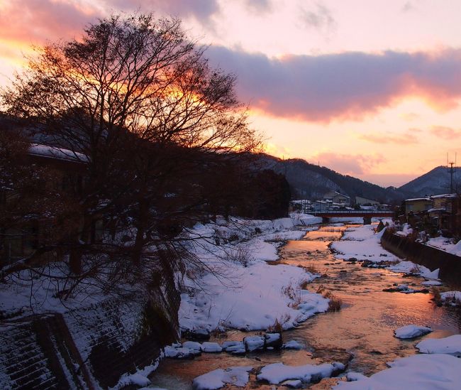 初夏に山寺に行った時に思った・・・雪景色もキレイだろうな・・・。<br /><br />どうせ行くなら、かなり雪が積もっている風景を見たいな・・・と思い、翌日には気温が上がってしまう・・・という予報の前日、山寺へ出かけてみることにした。<br /><br />雪がなくても、１０００段あまりの山道の階段を上るのは大変なのだが、そもそもあの階段道が、上れるような状態になっているんだろうか・・・？<br /><br />壮大な眺めが見られる五大堂まで、至ることができるのだろうか・・・？<br /><br />とにかく・・・行ってみなきゃわかんない・・・ので、冬の山寺に挑戦〜〜！なのである。<br /><br />初夏の山寺の旅行記はこちらです。<br />↓<br />http://4travel.jp/travelogue/10778970