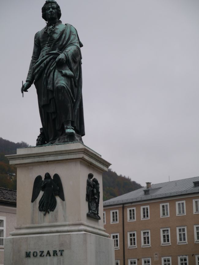 ドイツ行きが決まってから娘がずっと行きたがってたのがモーツァルトの銅像。<br />もとい、モーツァルトの生家。<br /><br />読んだ伝記（といっても漫画ですが）に生家が博物館になっていると書いてあり、気になってたそうです。<br /><br />という事で本来の目的はザルツブルクのモーツァルトの生家。<br />その前にハルシュタットに泊まり、登山鉄道も堪能してきました。<br /><br />それでは銅像、もとい、どうぞご覧下さい。<br /><br /><br /><br />＝＝＝＝＝＝＝＝＝＝＝＝＝＝＝＝＝＝＝＝＝＝＝＝＝＝＝＝＝＝＝＝＝＝<br /><br />・ベートーベン　（ボン）<br />　http://4travel.jp/travelogue/10855156<br /><br /><br /><br />・モーツァルト　（ザルツブルク）<br /><br />　http://4travel.jp/travelogue/10855442<br /><br /><br />・バッハ　　　　（ライプツィヒ）<br /><br />　http://4travel.jp/travelogue/10859481<br />＝＝＝＝＝＝＝＝＝＝＝＝＝＝＝＝＝＝＝＝＝＝＝＝＝＝＝＝＝＝＝＝＝＝