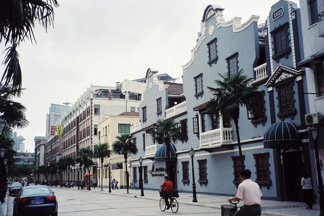 さかのぼり旅行記です。<br /><br />2004年に上海へ行ったのですが、その時1920〜30年代ごろ、「魔都」と呼ばれた時代の上海の面影を残す建物が残っているのを見ました。そこでその時代の上海に興味を持ち、いろいろ調べ始めました。そうしてもう一度詳しく当時の上海の跡をたどってみたいと思いました。<br />それが実現したのが2006年です。<br /><br />ちょうど「上海歴史ガイドマップ」(木之内誠:著、大修館書店)という本も見つけました、さらに「フレンチ上海」(にしむらじゅんこ:文、平凡社)という本も見つけました。この2冊を抱えて上海へ行きました。<br /><br />ホテルは当時の建物を使ったレトロホテルを探しました。<br />人民公園向かいの金門大酒店です。ここで当時の雰囲気に浸りながらオールド上海めぐりをしました。<br /><br />さて、旧フランス租界めぐりですが、さらに淮海中路を中心にたどっていきます。<br /><br />詳しい日記はちら<br />フランス租界・南昌路から雁蕩路へ<br />http://open.mixi.jp/user/1362523/diary/229550736?org_id=227802101<br /><br />フランス租界・再び淮海中路(重慶路以東)<br />http://open.mixi.jp/user/1362523/diary/230259008?org_id=229550736<br /><br />上海落穂ひろい<br />http://open.mixi.jp/user/1362523/diary/230354841?org_id=230259008<br />