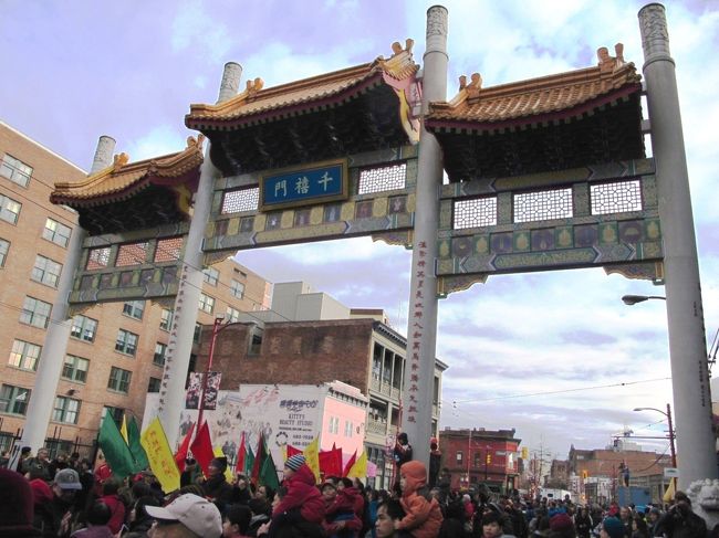 春節のイベントをダウンタウンの中華街で見てきました。<br /><br />春節（Chinese New Year, Spring Festival）とは中華圏での旧正月（旧暦の年初）のことで、中華圏の国々や各地の中華街では新暦の正月よりも盛大に祝われます。<br /><br />バンクーバーの中華街（チャイナタウン, Chinatown）は北米でも最古の中華街のひとつです。中二階のある歴史的な建築が残っていることでも有名です。その中華街でパレードや本格的な中国庭園を見て、点心を食べて、春節を満喫しました。<br /><br />■ 関連記事 ■<br />総集編： バンクーバーの祭り （フェスティバル, イベント） 一覧<br />http://4travel.jp/travelogue/10824875