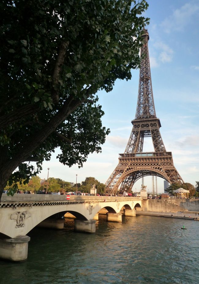 10月12日（土）パリ到着３日目<br />パリ・ミュージアムパス（２日券）を使っての観光の最終日です。<br />本日はヴェルサイユを中心にパリも周ります。<br /><br />なお、またスケジュールに変更が出ました。<br />時間の都合で、グラン・トリアノンには行きませんでした。<br />エッフェル塔も登っていません。<br />また、ランチは食べず、<br />ディナーはモノプリで買った物になりました。<br /><br />【スケジュール】<br />・ヴェルサイユ宮殿<br />・ヴェルサイユ庭園（大噴水ショー）<br />・プチ・トリアノン<br />・グラントリアノン<br />・ル・アモー（村里）<br /><br />ランチ：ア・ラ・コート・ブルトンヌ（ガレット＆クレープ）<br />※ヴェルサイユ宮殿外<br /><br />・シャイヨー宮<br />・トロカデロ庭園<br />・凱旋門<br />・エッフェル塔（混雑していたら先にジャック・ジュナンに行く）<br />・シャルド・マルス公園<br /><br />お茶＆ケーキ：ジャック・ジュナン（キャラメルとショコラ購入）<br />・パトリック・ロジェ（ショコラ購入）<br /><br />ホテルに戻って荷物を置く<br /><br />ディナー：ビストロ・メルローズ<br /><br />ホテルに戻る<br /><br />