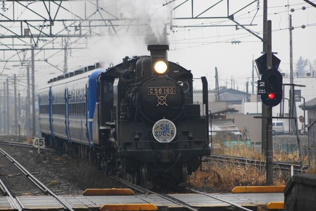 ＳＬ北びわこ号の冬季運行は、この日のみです。今年も春夏秋冬と運行してしてくれるのを期待しています。<br />そして、白川郷のライトアップも終盤に入り、アト３回！そして混雑も予想されるようです。<br /><br />どちらを取るか悩んでいたのですが、出した結論は、「ドッチモ〜！」<br />ＳＬは、２便あり午前中の便を見てから、白川郷に行ってもライトアップは、楽しめるだろうと出かけました。<br /><br />不安材料は、天気！近畿地方は、雨のち晴れ。飛騨地方は、雨のちくもりです。<br />でも天気が悪くて一般の人出は少ないだろう。渋滞も少ないだろう。と勝手な予想で、気楽に出発です。<br /><br />旅行記を一つにするのも、無謀？なので、二つに分けました。<br />よろしければ、後編も見てやってください。<br />http://4travel.jp/travelogue/10856286