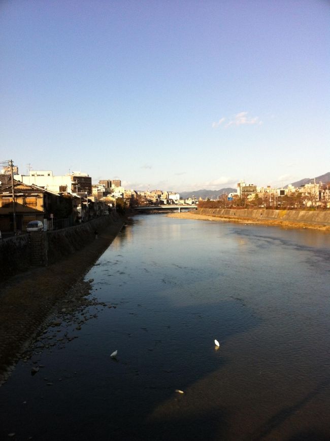 昨年に続いて今年も京都十六社ご朱印めぐりをしてきました。基本的に公共交通機関を使ってめぐりますので、バス停や駅までの移動は徒歩で、しかも中途半端な距離（バスや電車に乗るには近すぎる）の場合は、やはり徒歩移動です。結構歩きました。普段ほとんど車移動の私にとってはハードな旅でした。約2日間で十六社お参りするので、いかに効率よく回るかが勝負です。この順が効率的かどうかはわかりませんが、なんとかお参りすることができました。