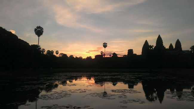 ★☆★はじめに<br />2013年のGWに東南アジアをぐるっとまわる一人旅してきました。<br />周遊とは言っても、降り立った国は5カ国なんですが、旅行をしたのは実質カンボジアにプラスα、2カ国くらいで周遊とは言えない旅行です。<br />8泊10日のGW旅行、この旅行記はメインであるカンボジアのシェムリアップ（アンコールワットなど）のものです。<br /><br /><br />・マレーシア・KL編<br />http://4travel.jp/travelogue/10855482<br /><br />・カンボジア・シェムリアップ編<br />http://4travel.jp/travelogue/10856199<br /><br />・カンボジア・プノンペン編<br />http://4travel.jp/travelogue/10878104<br /><br />・中国・広州編<br />http://4travel.jp/travelogue/10878117<br /><br />★☆★概要<br />ここ数年、連休と言われる日には必ず海外旅行に行くようにしています。<br />ただ、2013年のGWは仕事が入るかどうかわからずギリギリまで粘っていたのですが、結局休めることに。<br />ウズベキスタンとか色々考えてたんですが、結局LCCを活用してできる限り安価な旅行を目指しました。<br />そのせいでカンボジアを旅行するのに、「関空→台湾→シンガポール→マレーシア→カンボジアシェリムアップ→陸路→カンボジアプノンペン→中国広州→関空」という無駄な周遊をすることになってしまいました。<br />ただ、できる限り無駄な時間は省くようにしたはず・・・！！！<br /><br /><br />★☆★スケジュール＆内容<br /><br />■1日目<br />関空から台湾トランジットのシンガポール行きで夕方出発。（ジェットスターアジア）<br />単純に移動の日です。が、事件が。<br />新大阪乗り換えで、そのまま関空行きに乗ったはずが、気付いたら何故か和歌山行きに乗ってしまっていたという罠が。折り返して関空に向かったためかなりギリギリにチェックイン。<br /><br />■2日目<br />深夜にシンガポールチャンギ空港着。約01時から朝7時までトランジット。安ければトランジットホテルに泊まるつもりでしたが、高かったのでリクライニングソファで仮眠。寝られなかったけど。<br />朝、シンガポールからマレーシアKLに着。KLの近郊シャーアラムにプチ遠征。<br /><br />■3日目<br />早朝KLからカンボジアシェムリアップに向かう。若干遅れて到着後、宿に荷物だけ置かせて貰う。<br />その辺の街を歩き、ケータイSIMを契約。昼飯を食べ、宿にチェックイン。<br />まずはメインのアンコールワットだけ先に行き、観光。<br />夜は宿で知り合った方々と食事に。<br /><br />■4日目<br />宿で知り合った方々とタイとの国境にあるプレアヴィヒア遺跡に。ここ数年、タイとの小競り合いが多い所で、死傷者が出る銃撃戦も最近あった場所。そこにチャーターしたバスで4、5時間かけ移動。<br />現地ではちょっとアクシデントもあったけど、そのおかげで知り合いも出来たり、現地の軍人や警察官とも仲良くなれ、非常に楽しい場所でした。<br /><br />■5日目<br />早朝、再びアンコールワットを訪れ、朝日のアンコールワットを眺める。<br />前日に知り合った方々と郊外のベンメリアやプノンクーレン、バンテアイスレイなどを観光。<br />その夜、カンボジア伝統芸術影絵芝居スバエクトーイを鑑賞できるレストランに。<br /><br />■6日目<br />この日は一日ひとりで近場の遺跡群を一日チャーターして観光。<br />アンコールトムやタケウ、タプロームやパンデアイクディ、スラスランなど。<br /><br />■7日目<br />朝、5時間くらいかけてシェリプアップからプノンペンに長距離バスで移動。<br />昼過ぎに到着後、宿を探してチェックイン。<br />その後歩いて王宮付近を散策。セントラルマーケットで買い物したりして、夜は中華料理屋で飯。<br />そこで中国語を喋る日本人に絡まれ（最初中国人と思ったけど）、一緒に食事。<br /><br />■8日目<br />プノンペンのメイン、キリングフィールドとトゥールスレン博物館に。<br />カンボジアの歴史を簡単にしか勉強してこなかったけど、かなりの惨劇があったのをひしひしと感じる。<br /><br />■9日目<br />早朝、中国の広州へ向かう。<br />昼過ぎに到着後、ケータイSIMの契約をしようにも、なんか失敗して買ったSIMも使えず時間を浪費。<br />その後予約していた宿に行くも、チェックイン時間を過ぎてしまっていたため部屋がなく、<br />ちょっと値段挙がったけど、違う部屋に。普通の中国人、英語一切通じず、意思疎通ができない。困る。<br />その後、広州塔とか五重塔に行く。その後イオン（スーパー）で買い物。高い。<br /><br />■10日目<br />広州に良い思い出がないまま帰国。