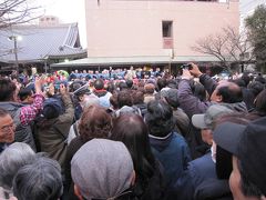 巣鴨とげぬき地蔵尊　節分の豆まきの熱気