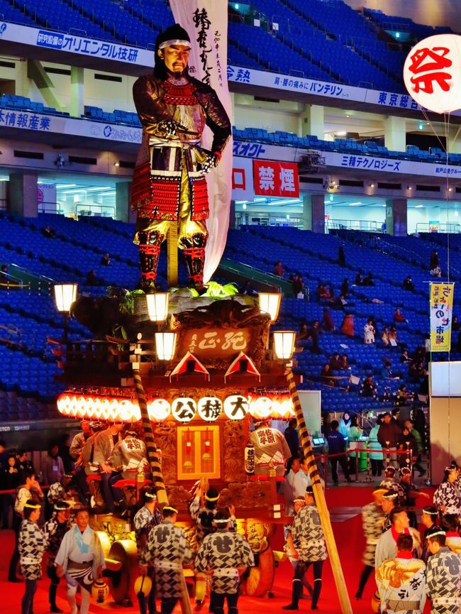 「ふるさと祭り東京 &#12316;日本のまつり・故郷の味&#12316;」は、毎年1月に東京ドームで開催される、大規模な全国各地の物産展である。<br />（フリー百科事典『ウィキペディア（Wikipedia）』より引用）<br /><br />佐原の大祭（さわらのたいさい）は、千葉県香取市（旧佐原市）佐原の市街地で行われる7月の本宿祇園祭と10月の新宿秋祭りの総称。<br /><br />二層構造の山車の上部（大天上）に、歴史上の人物の大人形や町内で藁を用いて製作した大きな飾り物を飾り付け、下段（中天上）に「佐原囃子」を演奏する下座連を乗せ、奏でながら町内衆により曳き回される。また、山車の前では手古舞の流れをくむ手踊りが披露される。<br />飾り物の他に多くの山車の周りには彫物が巡らされ、獅子や龍、物語等を題材にしたものが彫られている。<br /><br />市街地を流れる小野川をはさみ東側を本宿（ほんじゅく）、西側を新宿（しんじゅく）と呼び、それぞれ別々に祭りが行われる。<br />本宿地区・八坂神社の祇園祭（山車10台）。7月10日以降の金曜、土曜、日曜日　<br />新宿地区・諏訪神社の秋祭り（山車14台）。10月第2土曜日を中日とする金曜、土曜、日曜日<br />2004年（平成16年）2月16日には「佐原の山車行事」として重要無形民俗文化財に指定された。（フリー百科事典『ウィキペディア（Wikipedia）』より引用）<br /><br />楠木 正成（くすのき まさしげ）は、鎌倉時代末期から南北朝時代にかけての武将。<br />建武の新政の立役者として足利尊氏らと共に活躍。尊氏の反抗後は南朝側の軍の一翼を担い、湊川の戦いで尊氏の軍に破れて自害した。鎌倉幕府からは悪党と呼ばれた。明治以降は「大楠公（だいなんこう）」と称され、明治13年（1880年）には正一位を追贈された。<br />（フリー百科事典『ウィキペディア（Wikipedia）』より引用）<br /><br />ふるさと祭り東京　については・・	<br />http://www.tokyo-dome.co.jp/furusato/	<br /><br />佐原の大祭　については・・<br />http://www.city.katori.lg.jp/05sightseeing/taisai/<br />