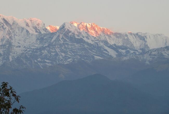 今回のヒマラヤ連峰の鑑賞では、一番のハイライトとなった、サランコットの丘からの景色の紹介です。暗い内から懐中電灯を頼りに登り始め、朝日に輝き始めたく山々を見ることができました。(ウィキペディア、日本外務省・ネパール)