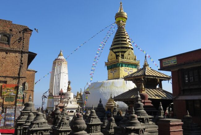ネパール仏教の聖地、スワヤンブナート寺院紹介の続きです。目玉寺院やモンキー・テンプルなどの愛称がある仏教寺院です。(ウィキペディア、日本外務省・ネパール)