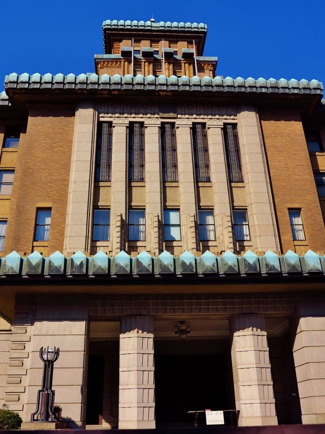 神奈川県庁舎は、神奈川県横浜市中区日本大通に位置する、神奈川県の行政機関が入居する建物である。本庁舎・新庁舎・分庁舎・第二分庁舎からなり、一部部署は近隣の民間ビルに入居している。<br /><br />関東大震災で焼失した旧県庁舎の再建にあたり、公募で当選した小尾嘉郎の案をもとに、神奈川県内務部(成富又三)により設計され、建築顧問として佐野利器が迎えられた。昭和初期に流行した帝冠様式が取り入れられている。1926年(大正15年)12月4日に地鎮祭が執行されたのち、1927年(昭和2年)1月15日より建設に着手され、建築工事費約275万円を費やして1928年(昭和3年)10月31日に完成した。塔屋は「キングの塔」として親しまれているおり、横浜税関本関庁舎(クイーンの塔)、横浜開港記念会館(ジャックの塔)とともに「横浜三塔」の一つに数えられる。また歴史的建造物として、1996年(平成8年)に登録有形文化財(建造物)に登録された。<br />(フリー百科事典『ウィキペディア(Wikipedia)』より引用)<br /><br />横浜税関は日本の税関。横浜市中区に主たる事務所を置く。<br />南東北および関東地方にある都県のうち、東京税関の管轄外である太平洋側の地域を管轄する。1953年(昭和28年)に東京税関を分離した。<br /><br />1934年(昭和9年)に完成した本関庁舎は緑青色のドームがシンボルで、「クイーンの塔」として親しまれている。横浜市認定歴史的建造物(2001年度認定)。増築部施工には戸田建設が携わり、第46回BCS賞(2005年度)を受賞している。<br />(フリー百科事典『ウィキペディア(Wikipedia)』より引用)<br /><br />