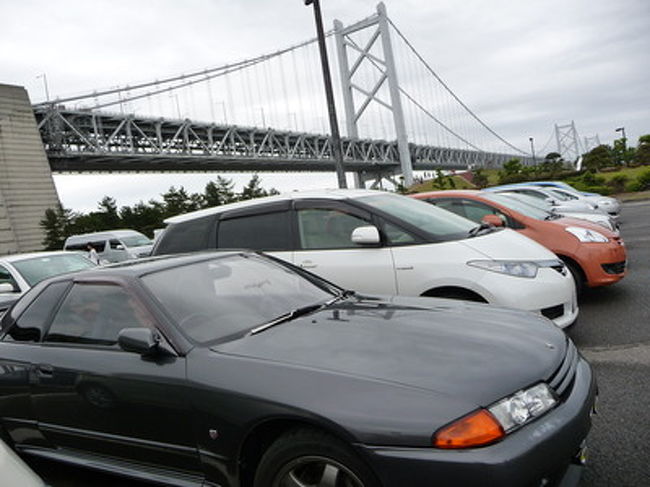 自家用車での旅行が多い我が家・・・<br /><br />「高速道路土日祝どこまでのっても１０００円」になった時<br />コレを使わないワケがない・・・（＾＾；）<br /><br />この時、巷はうどんブーム<br />「そうだ！四国へうどんを食べに行こう！」<br /><br />しかし、どこまで行っても１０００円なんて<br />そんなウマイ事いかなかった・・・<br /><br />四国までのルートを調べると<br />しっかり「別料金」が発生する部分があり<br />実際、片道１０００円では行けない・・・<br /><br />だったらチョット観光もして<br />四国４県全部踏んできましょう！<br /><br />・・・という事で<br />「高速道路土日祝１０００円」終了直前に<br />１泊２日、往復約１５００Ｋｍの<br />四国弾丸ツアーを決行いたしました〜（＾＾）<br /><br /><br /><br />