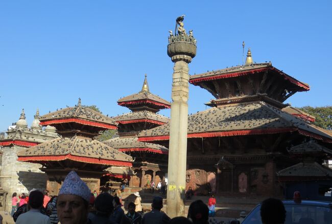 丘の上の目玉寺院を見学の後、カトマンズの市内に戻りました。その後、ネパール最古の建造物とされるカスタマンダブ寺院やダルバール広場を見学しました。(ウィキペディア、日本外務省・ネパール)