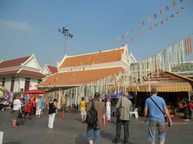 bkk3回1土曜2午前黄金寺２階３階の中華街博物館<br />２００９年にオープンしテーマは華僑の歴史。天津からバンコクに遊びに来たのに。まるで中国にいて歴史を勉強してるような感じ。<br />写真は１４０２０１ー１０２８．チケット売り場はこのお金ののれんの向こう側。４階の黄金仏の拝観料４０ｂ博物館は１００ｂ。華僑の歴史木曜から日曜まで開演。８時から１７時まで。写真は撮り放題。<br />最初のビデオコーナーはやる気配なく。途中館内放送が有り。順路を戻る人が居たから私たちも戻る。オジイサンが孫に語る映像。ちょっと短い。言葉が分からないけど、それにしても物足らない感じ。<br />表示時間はマイナス１ｈがタイ時間。