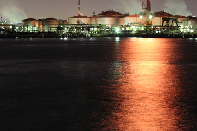 ここ数年、旅行会社でツアーまで組まれている程人気のある工場夜景。<br />興味はあるけど個人で行くのはなかなかハードル高そう…、とちょっと躊躇気味でしたが、今年から新たに参加したお世話になってる先生のフォトサークルで工場夜景ツアーをやるとのこと!!<br />これは是非行かねば〜♪、と初工場夜景に行ってみた☆<br /><br />川崎の工場夜景は見所スポットが何か所かあるようですが、今回は初めてでさっぱりなので先生方におまかせしていただき、千鳥町エリアと東扇島エリアで撮影。<br /><br />普段の夜景とは違ったメタリックで不思議な世界にちょっとハマりそう…!!<br /><br /><br />☆川崎工場夜景(川崎市観光協会サイト)↓<br />http://k-kankou.jp/study_tourism/night/<br /><br /><br /><br />
