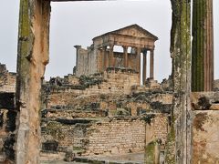 ほぼ完璧に残ったローマ遺跡ドゥッガ